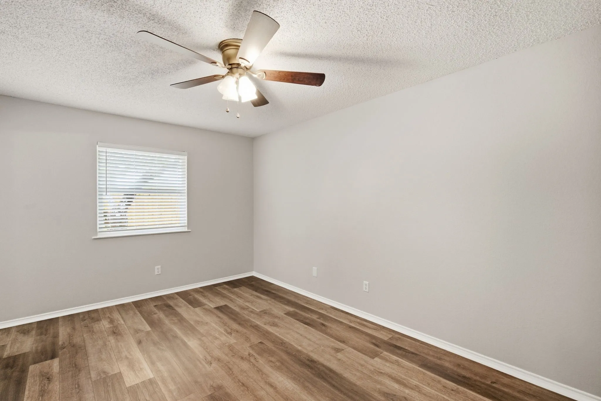 Single Family Residence For Sale in Parker County , 1416 N Rusk Street, Weatherford, Texas 76086, 3 Bedroom, 6 Bathroom, 1 Garage spaces, 1,152 Sqft, built in 1985, mls#21402843, Real Estate Agent in Weatherford, Homes For Sale in Parker county, Homes For Sale in Weatherford, Realtor in Weatherford Texas, Real Estate Brokerage Independent Realty Texas, Luminita Cordes Realtor