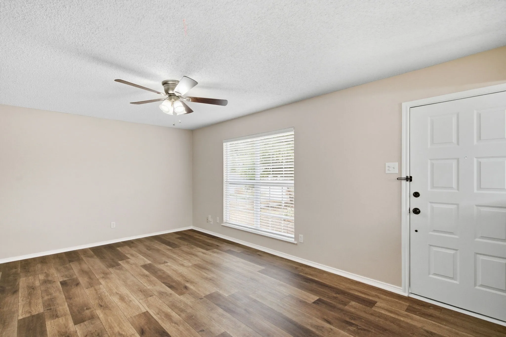 Single Family Residence For Sale in Parker County , 1416 N Rusk Street, Weatherford, Texas 76086, 3 Bedroom, 6 Bathroom, 1 Garage spaces, 1,152 Sqft, built in 1985, mls#21402843, Real Estate Agent in Weatherford, Homes For Sale in Parker county, Homes For Sale in Weatherford, Realtor in Weatherford Texas, Real Estate Brokerage Independent Realty Texas, Luminita Cordes Realtor