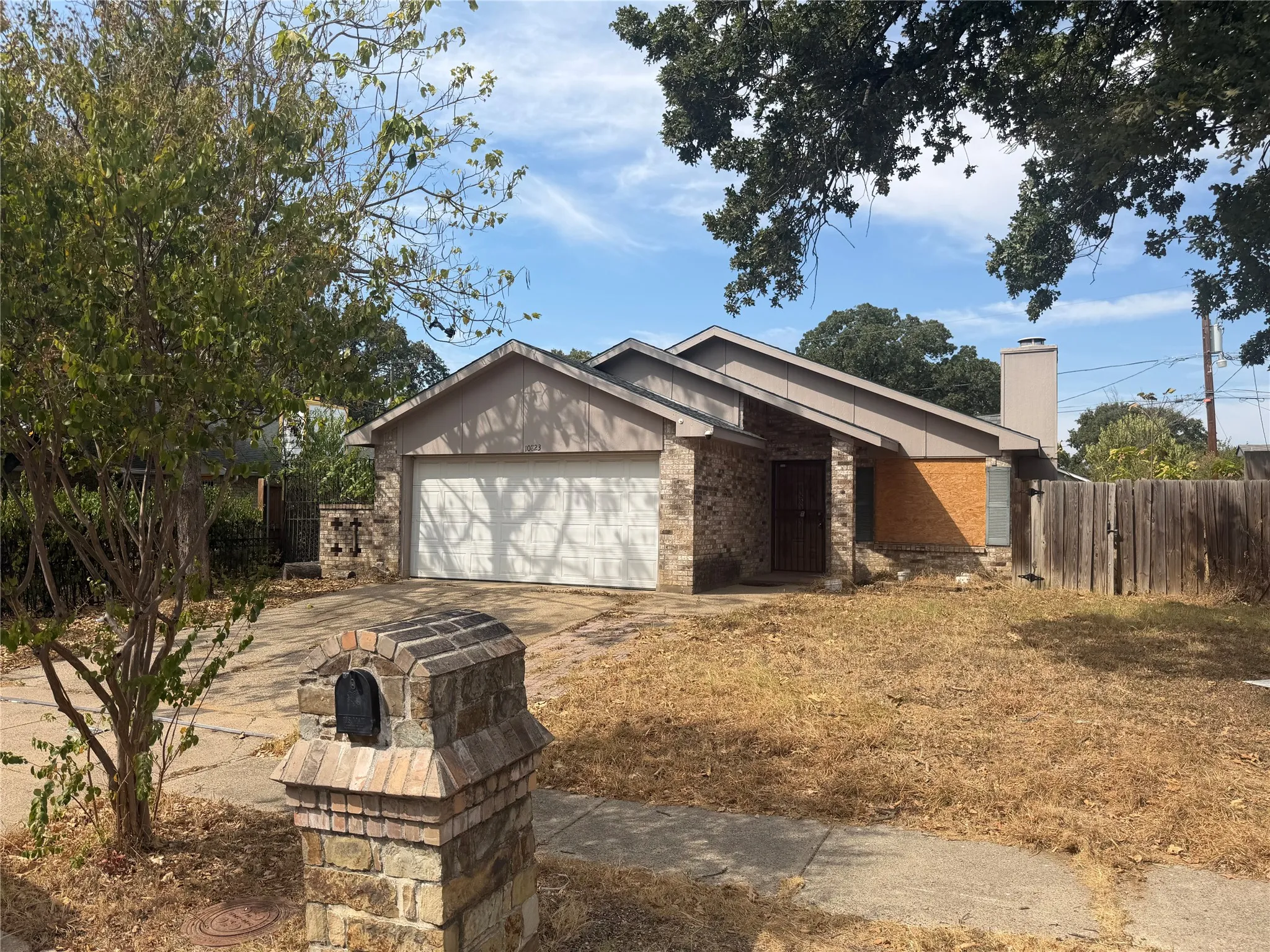 Single Family Residence For Sale in Dallas County , 10823 Addie Road, Dallas, Texas 75217, 3 Bedroom, 2 Bathroom, 2 Garage spaces, 1,059 Sqft, built in 1982, mls#21402872, Real Estate Agent in Dallas, Homes For Sale in Dallas county, Homes For Sale in Dallas, Realtor in Dallas Texas, Real Estate Brokerage Independent Realty Texas, Luminita Cordes Realtor