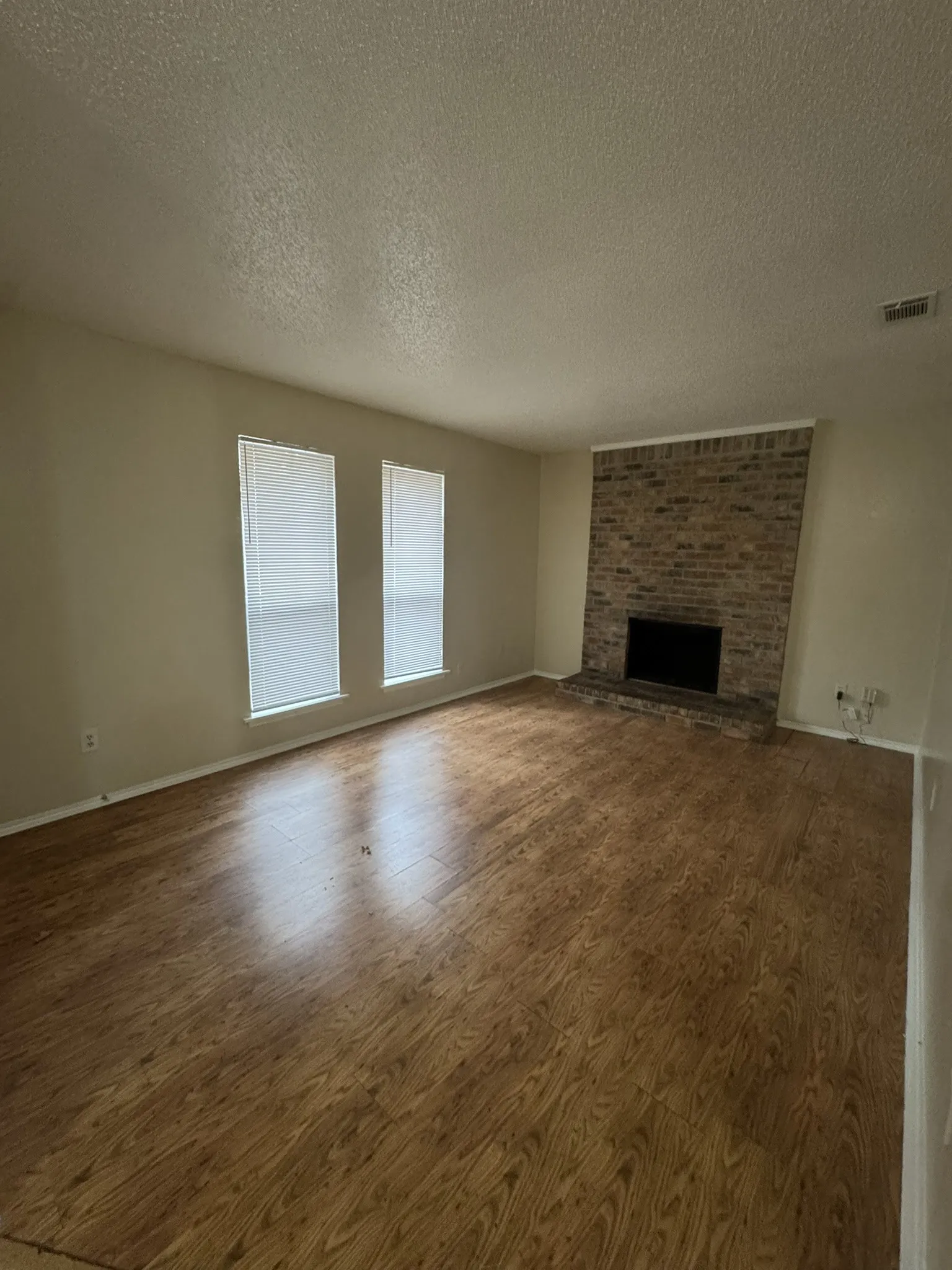 Duplex For Rent in Tarrant County , 7006 Lincoln Drive, North Richland Hills, Texas 76182, 3 Bedroom, 2 Bathroom, Garage spaces, 2,254 Sqft, built in 1984, mls#21402874, Real Estate Agent in North Richland Hills, Homes For Rent in Tarrant county, Homes For Rent in North Richland Hills, Realtor in North Richland Hills Texas, Real Estate Brokerage Independent Realty Texas, Luminita Cordes Realtor
