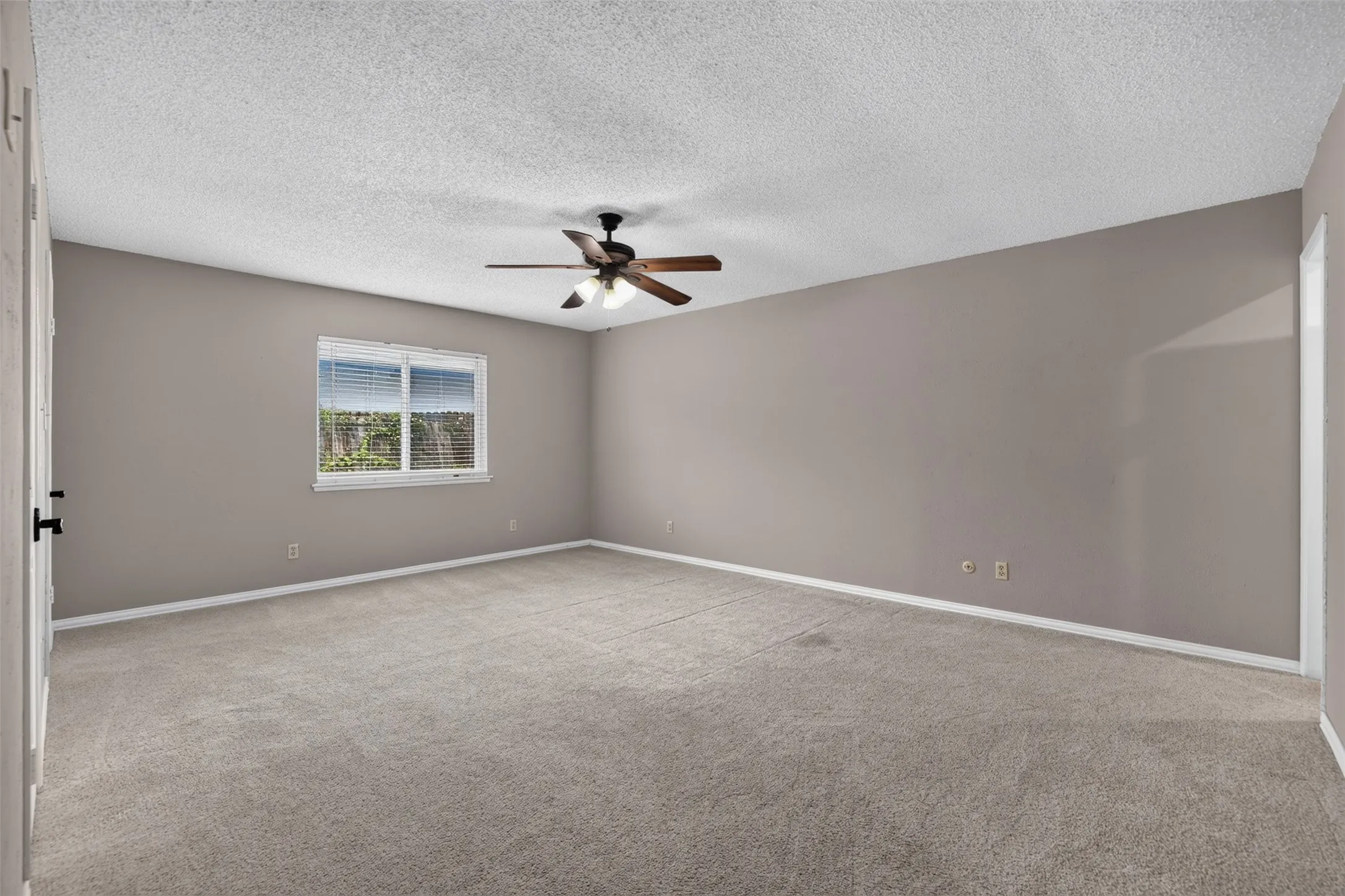 Single Family Residence For Sale in Tarrant County , 3812 Walnut Drive, Bedford, Texas 76021, 3 Bedroom, 2 Bathroom, 2 Garage spaces, 1,853 Sqft, built in 1979, mls#21402879, Real Estate Agent in Bedford, Homes For Sale in Tarrant county, Homes For Sale in Bedford, Realtor in Bedford Texas, Real Estate Brokerage Independent Realty Texas, Luminita Cordes Realtor