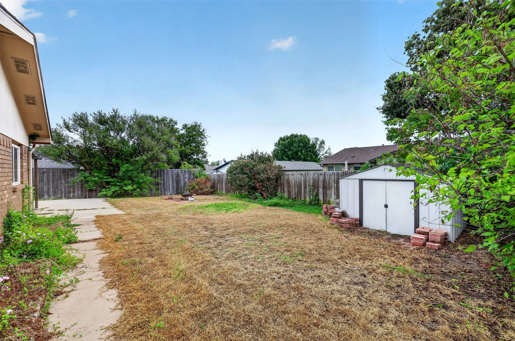 Single Family Residence For Sale in Tarrant County , 3812 Walnut Drive, Bedford, Texas 76021, 3 Bedroom, 2 Bathroom, 2 Garage spaces, 1,853 Sqft, built in 1979, mls#21402879, Real Estate Agent in Bedford, Homes For Sale in Tarrant county, Homes For Sale in Bedford, Realtor in Bedford Texas, Real Estate Brokerage Independent Realty Texas, Luminita Cordes Realtor