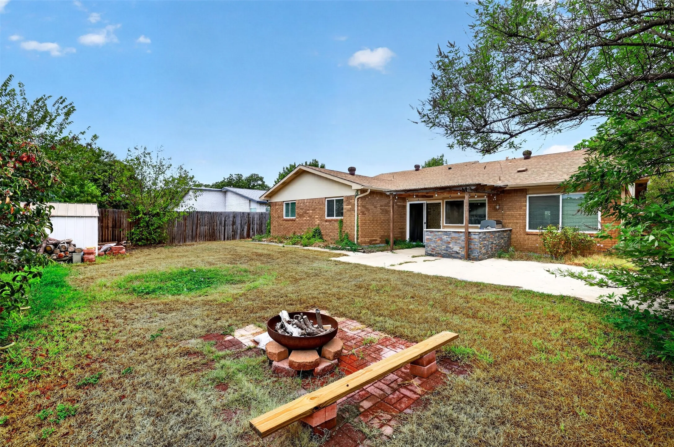 Single Family Residence For Sale in Tarrant County , 3812 Walnut Drive, Bedford, Texas 76021, 3 Bedroom, 2 Bathroom, 2 Garage spaces, 1,853 Sqft, built in 1979, mls#21402879, Real Estate Agent in Bedford, Homes For Sale in Tarrant county, Homes For Sale in Bedford, Realtor in Bedford Texas, Real Estate Brokerage Independent Realty Texas, Luminita Cordes Realtor