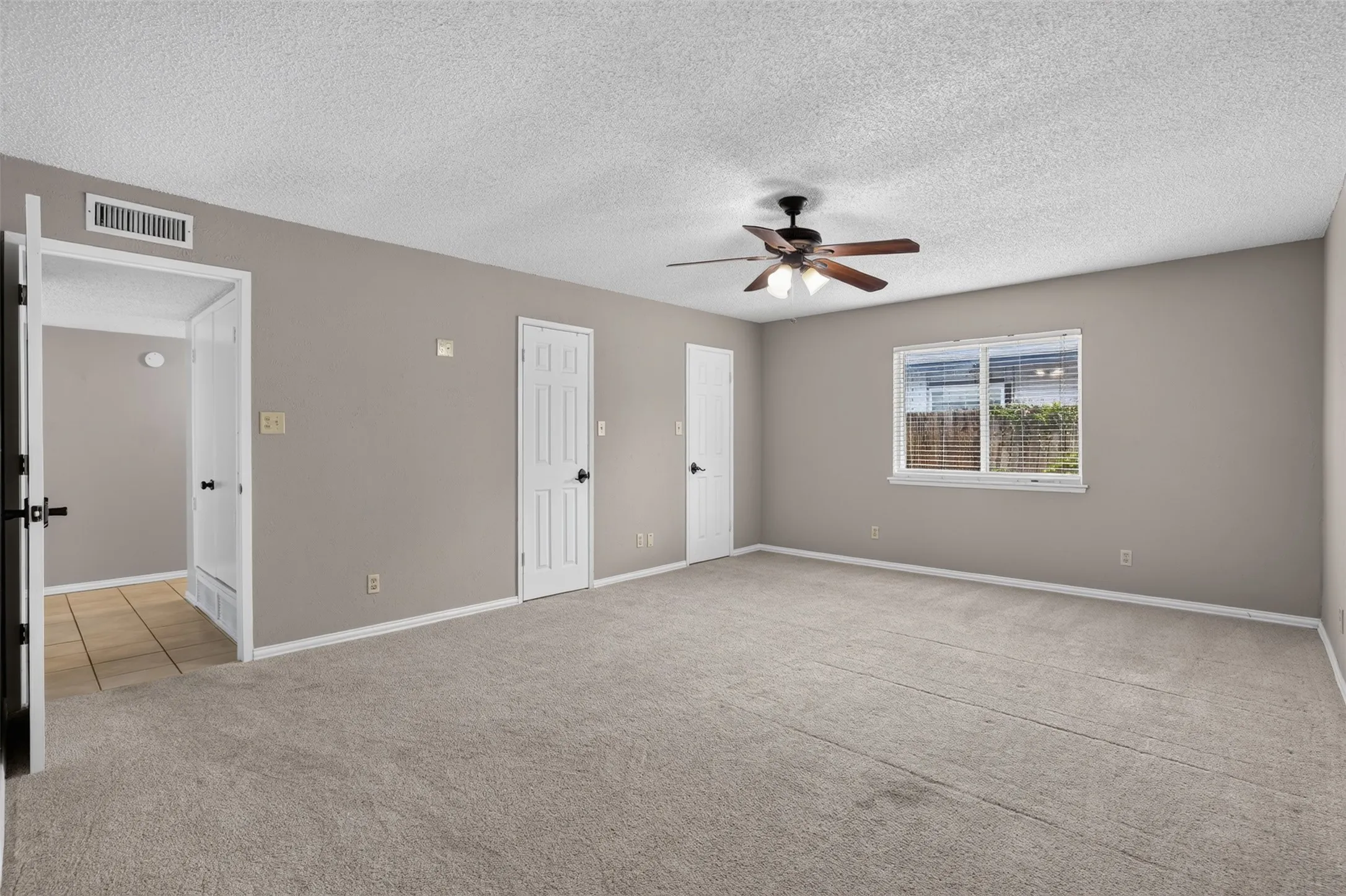 Single Family Residence For Sale in Tarrant County , 3812 Walnut Drive, Bedford, Texas 76021, 3 Bedroom, 2 Bathroom, 2 Garage spaces, 1,853 Sqft, built in 1979, mls#21402879, Real Estate Agent in Bedford, Homes For Sale in Tarrant county, Homes For Sale in Bedford, Realtor in Bedford Texas, Real Estate Brokerage Independent Realty Texas, Luminita Cordes Realtor