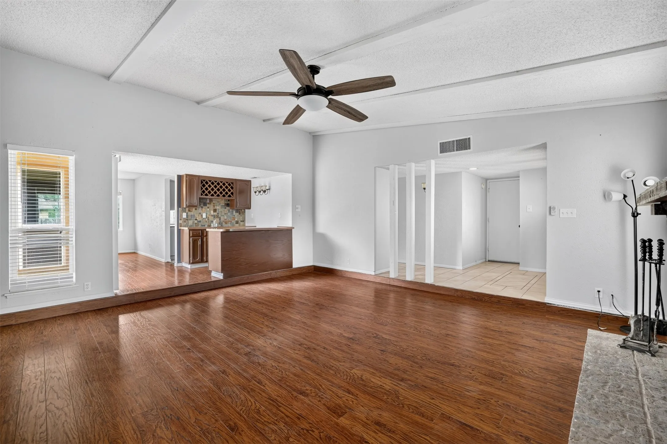 Single Family Residence For Sale in Tarrant County , 3812 Walnut Drive, Bedford, Texas 76021, 3 Bedroom, 2 Bathroom, 2 Garage spaces, 1,853 Sqft, built in 1979, mls#21402879, Real Estate Agent in Bedford, Homes For Sale in Tarrant county, Homes For Sale in Bedford, Realtor in Bedford Texas, Real Estate Brokerage Independent Realty Texas, Luminita Cordes Realtor