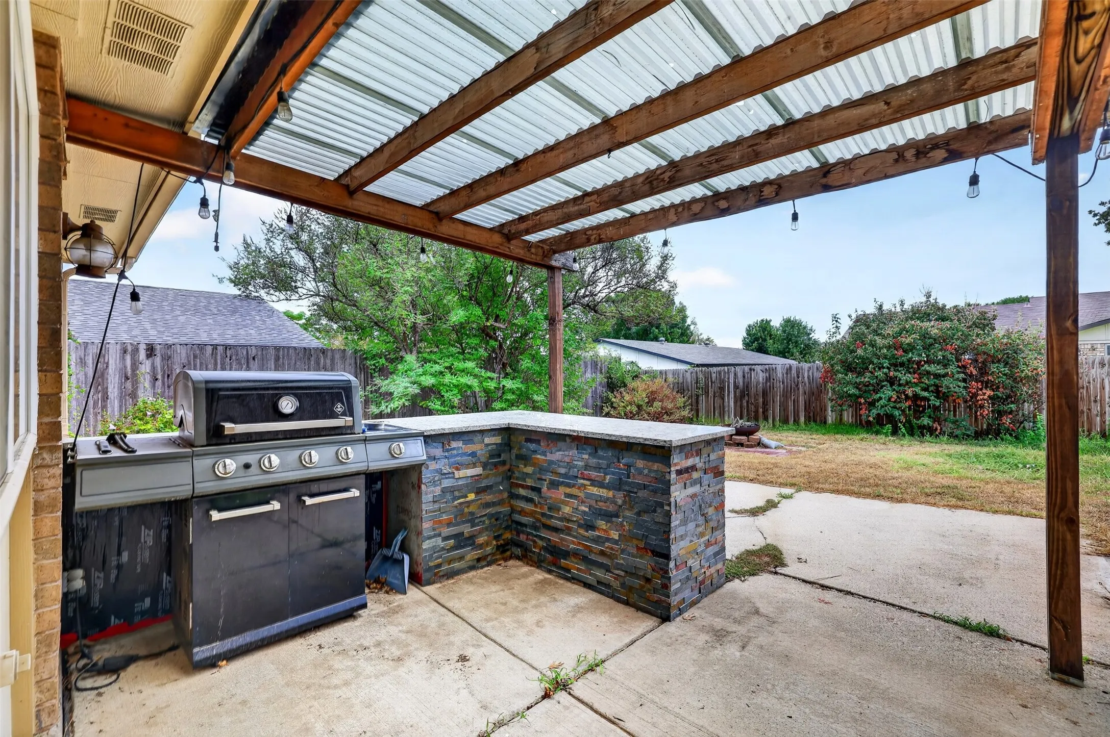 Single Family Residence For Sale in Tarrant County , 3812 Walnut Drive, Bedford, Texas 76021, 3 Bedroom, 2 Bathroom, 2 Garage spaces, 1,853 Sqft, built in 1979, mls#21402879, Real Estate Agent in Bedford, Homes For Sale in Tarrant county, Homes For Sale in Bedford, Realtor in Bedford Texas, Real Estate Brokerage Independent Realty Texas, Luminita Cordes Realtor