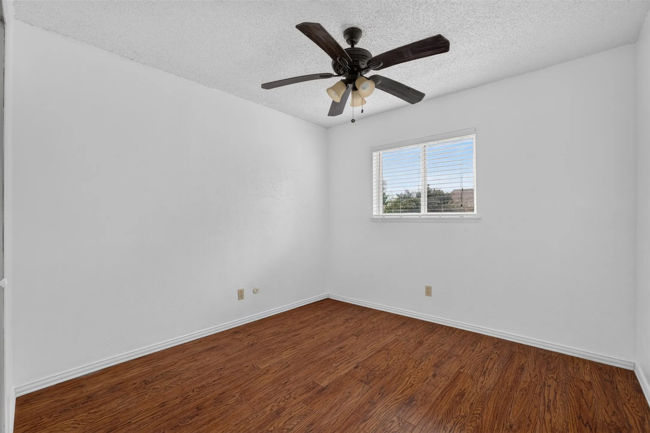Single Family Residence For Sale in Tarrant County , 3812 Walnut Drive, Bedford, Texas 76021, 3 Bedroom, 2 Bathroom, 2 Garage spaces, 1,853 Sqft, built in 1979, mls#21402879, Real Estate Agent in Bedford, Homes For Sale in Tarrant county, Homes For Sale in Bedford, Realtor in Bedford Texas, Real Estate Brokerage Independent Realty Texas, Luminita Cordes Realtor