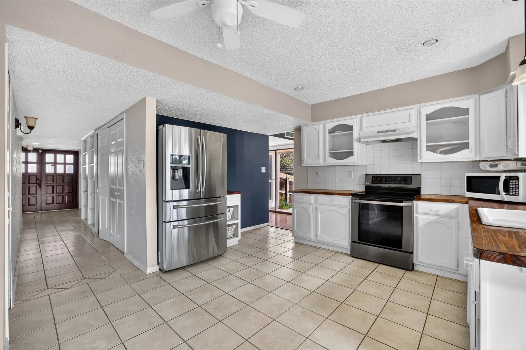 Single Family Residence For Sale in Tarrant County , 3812 Walnut Drive, Bedford, Texas 76021, 3 Bedroom, 2 Bathroom, 2 Garage spaces, 1,853 Sqft, built in 1979, mls#21402879, Real Estate Agent in Bedford, Homes For Sale in Tarrant county, Homes For Sale in Bedford, Realtor in Bedford Texas, Real Estate Brokerage Independent Realty Texas, Luminita Cordes Realtor