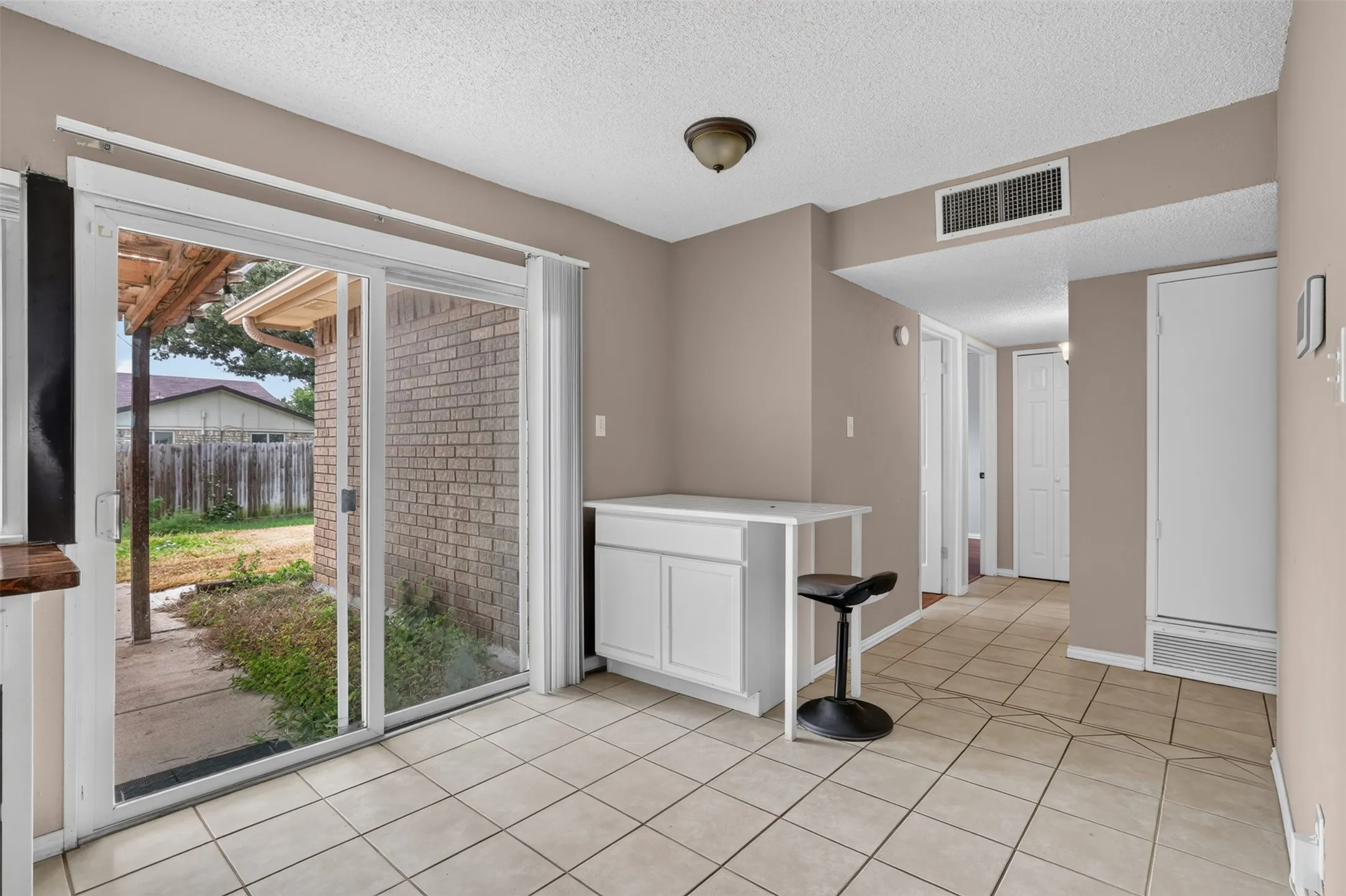Single Family Residence For Sale in Tarrant County , 3812 Walnut Drive, Bedford, Texas 76021, 3 Bedroom, 2 Bathroom, 2 Garage spaces, 1,853 Sqft, built in 1979, mls#21402879, Real Estate Agent in Bedford, Homes For Sale in Tarrant county, Homes For Sale in Bedford, Realtor in Bedford Texas, Real Estate Brokerage Independent Realty Texas, Luminita Cordes Realtor