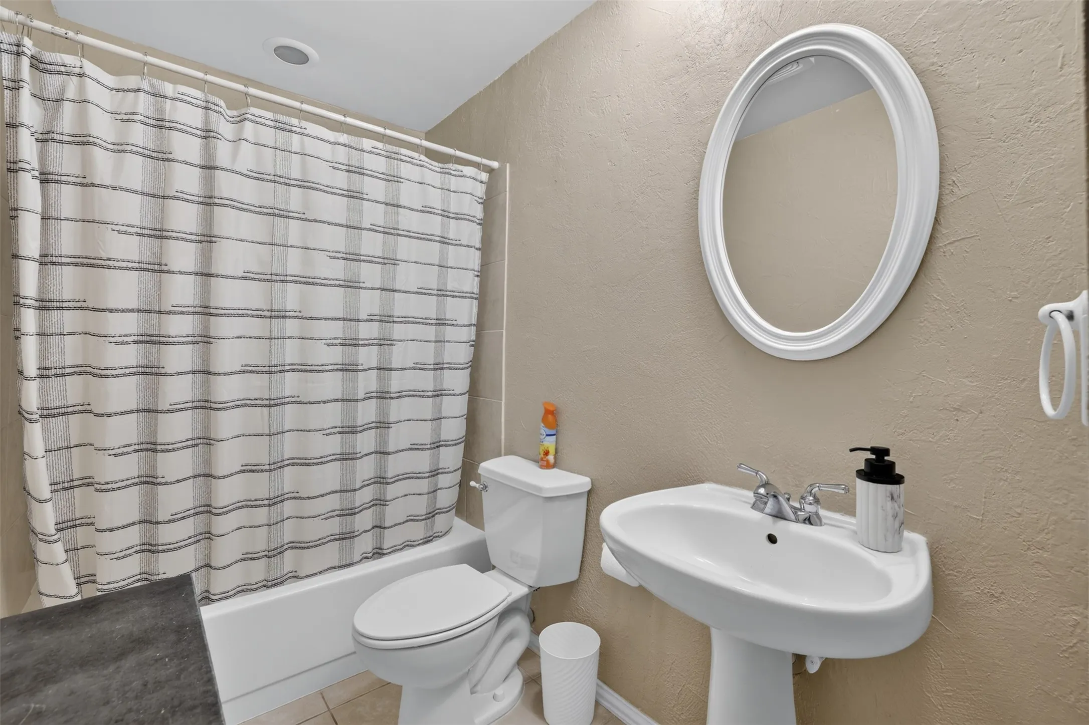 Single Family Residence For Sale in Tarrant County , 3812 Walnut Drive, Bedford, Texas 76021, 3 Bedroom, 2 Bathroom, 2 Garage spaces, 1,853 Sqft, built in 1979, mls#21402879, Real Estate Agent in Bedford, Homes For Sale in Tarrant county, Homes For Sale in Bedford, Realtor in Bedford Texas, Real Estate Brokerage Independent Realty Texas, Luminita Cordes Realtor