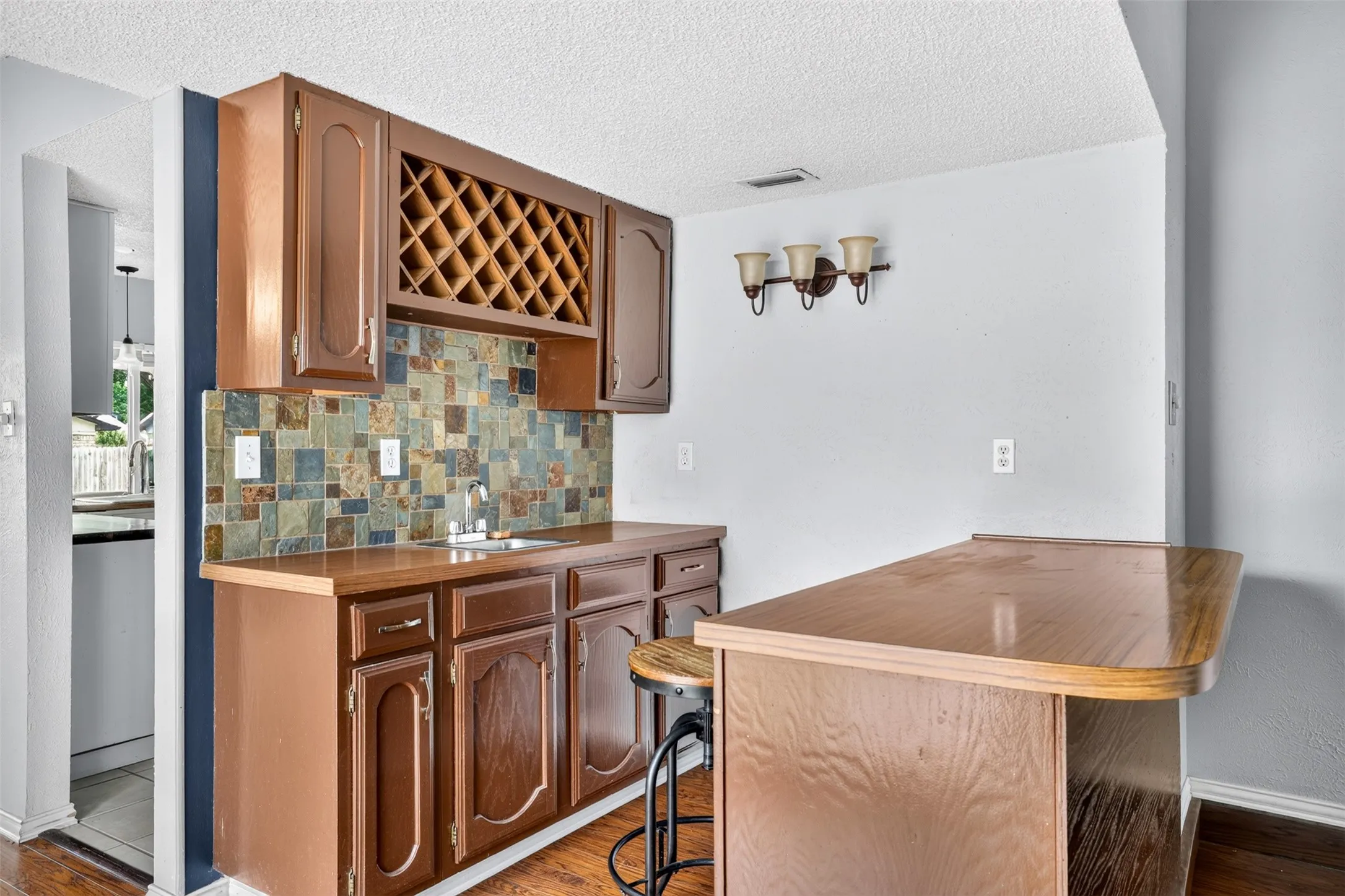 Single Family Residence For Sale in Tarrant County , 3812 Walnut Drive, Bedford, Texas 76021, 3 Bedroom, 2 Bathroom, 2 Garage spaces, 1,853 Sqft, built in 1979, mls#21402879, Real Estate Agent in Bedford, Homes For Sale in Tarrant county, Homes For Sale in Bedford, Realtor in Bedford Texas, Real Estate Brokerage Independent Realty Texas, Luminita Cordes Realtor