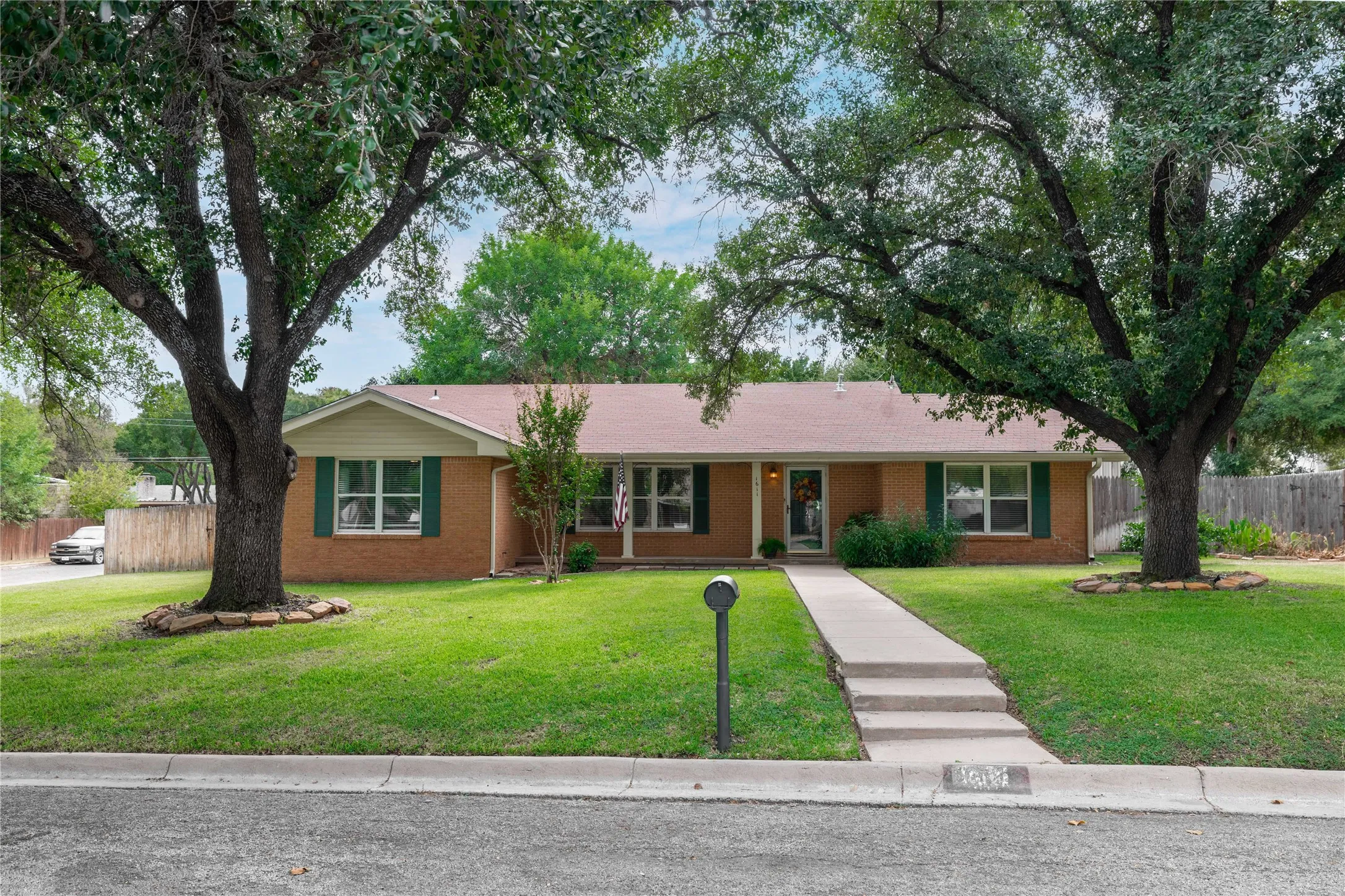 Single Family Residence For Sale in Brown County , 1611 16th Street, Brownwood, Texas 76801, 3 Bedroom, 2 Bathroom, 1 Garage spaces, 1,713 Sqft, built in 1965, mls#21401672, Real Estate Agent in Brownwood, Homes For Sale in Brown county, Homes For Sale in Brownwood, Realtor in Brownwood Texas, Real Estate Brokerage Independent Realty Texas, Luminita Cordes Realtor