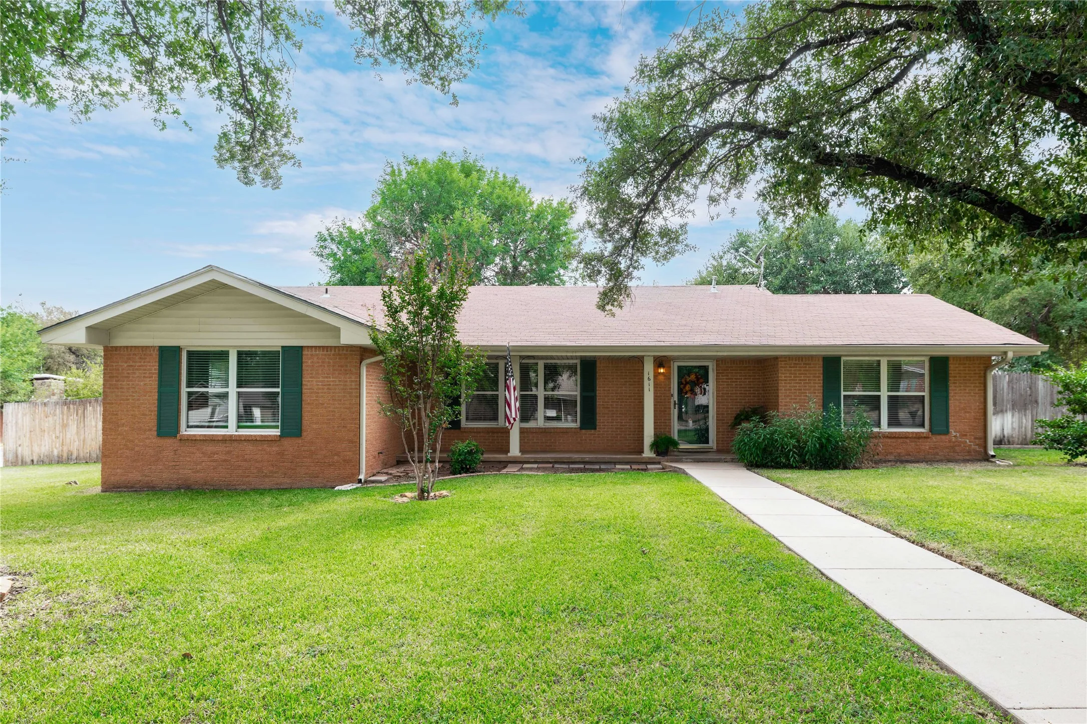Single Family Residence For Sale in Brown County , 1611 16th Street, Brownwood, Texas 76801, 3 Bedroom, 2 Bathroom, 1 Garage spaces, 1,713 Sqft, built in 1965, mls#21401672, Real Estate Agent in Brownwood, Homes For Sale in Brown county, Homes For Sale in Brownwood, Realtor in Brownwood Texas, Real Estate Brokerage Independent Realty Texas, Luminita Cordes Realtor