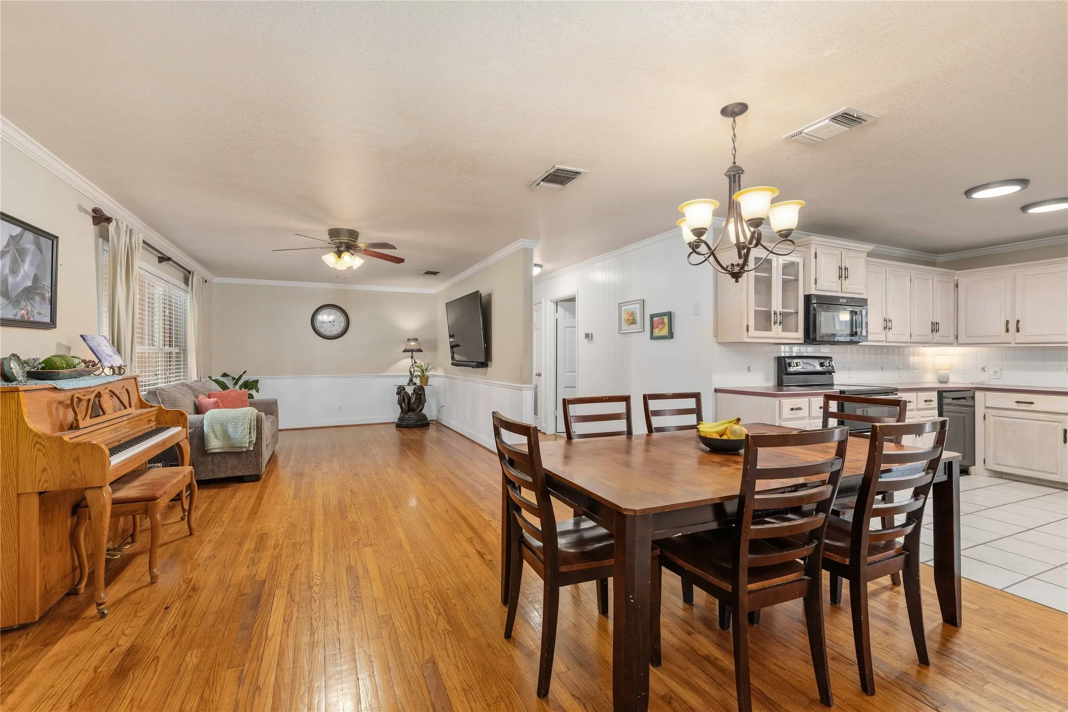 Single Family Residence For Sale in Brown County , 1611 16th Street, Brownwood, Texas 76801, 3 Bedroom, 2 Bathroom, 1 Garage spaces, 1,713 Sqft, built in 1965, mls#21401672, Real Estate Agent in Brownwood, Homes For Sale in Brown county, Homes For Sale in Brownwood, Realtor in Brownwood Texas, Real Estate Brokerage Independent Realty Texas, Luminita Cordes Realtor