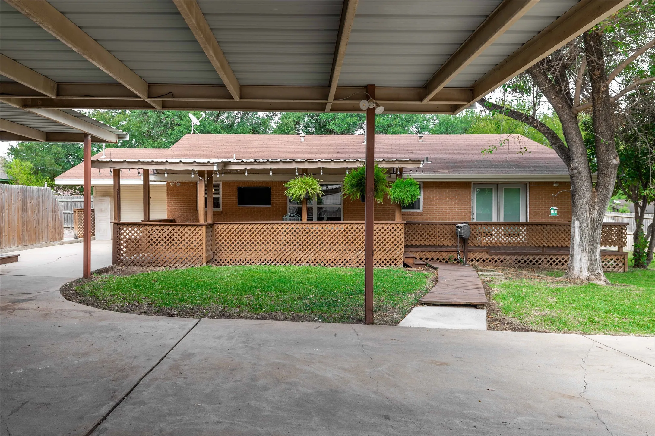 Single Family Residence For Sale in Brown County , 1611 16th Street, Brownwood, Texas 76801, 3 Bedroom, 2 Bathroom, 1 Garage spaces, 1,713 Sqft, built in 1965, mls#21401672, Real Estate Agent in Brownwood, Homes For Sale in Brown county, Homes For Sale in Brownwood, Realtor in Brownwood Texas, Real Estate Brokerage Independent Realty Texas, Luminita Cordes Realtor