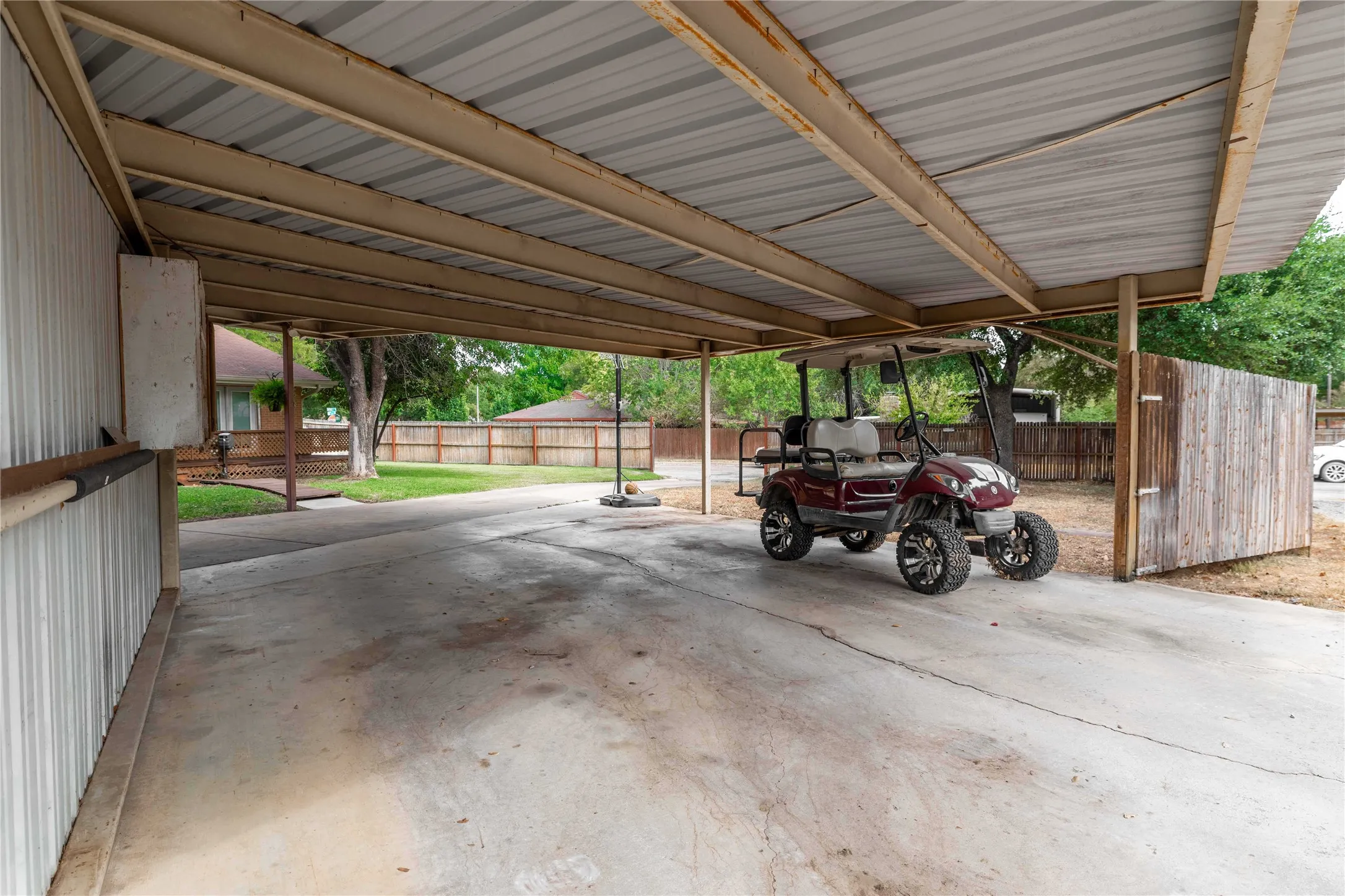 Single Family Residence For Sale in Brown County , 1611 16th Street, Brownwood, Texas 76801, 3 Bedroom, 2 Bathroom, 1 Garage spaces, 1,713 Sqft, built in 1965, mls#21401672, Real Estate Agent in Brownwood, Homes For Sale in Brown county, Homes For Sale in Brownwood, Realtor in Brownwood Texas, Real Estate Brokerage Independent Realty Texas, Luminita Cordes Realtor