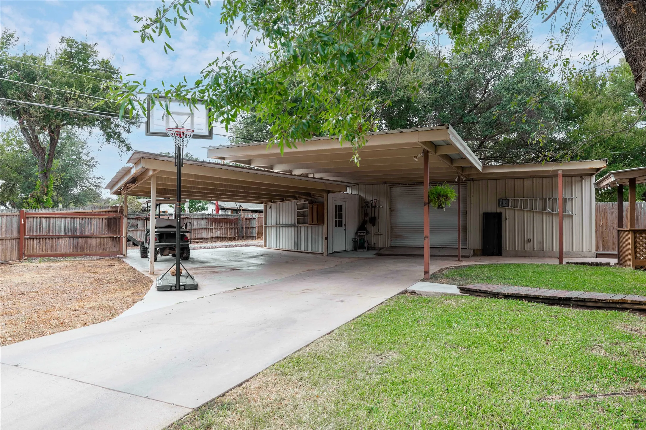 Single Family Residence For Sale in Brown County , 1611 16th Street, Brownwood, Texas 76801, 3 Bedroom, 2 Bathroom, 1 Garage spaces, 1,713 Sqft, built in 1965, mls#21401672, Real Estate Agent in Brownwood, Homes For Sale in Brown county, Homes For Sale in Brownwood, Realtor in Brownwood Texas, Real Estate Brokerage Independent Realty Texas, Luminita Cordes Realtor