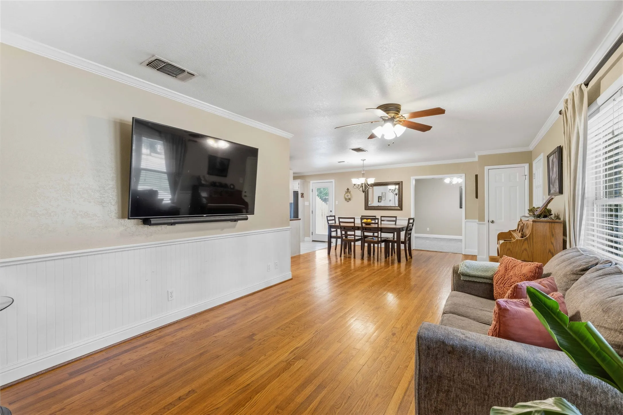 Single Family Residence For Sale in Brown County , 1611 16th Street, Brownwood, Texas 76801, 3 Bedroom, 2 Bathroom, 1 Garage spaces, 1,713 Sqft, built in 1965, mls#21401672, Real Estate Agent in Brownwood, Homes For Sale in Brown county, Homes For Sale in Brownwood, Realtor in Brownwood Texas, Real Estate Brokerage Independent Realty Texas, Luminita Cordes Realtor