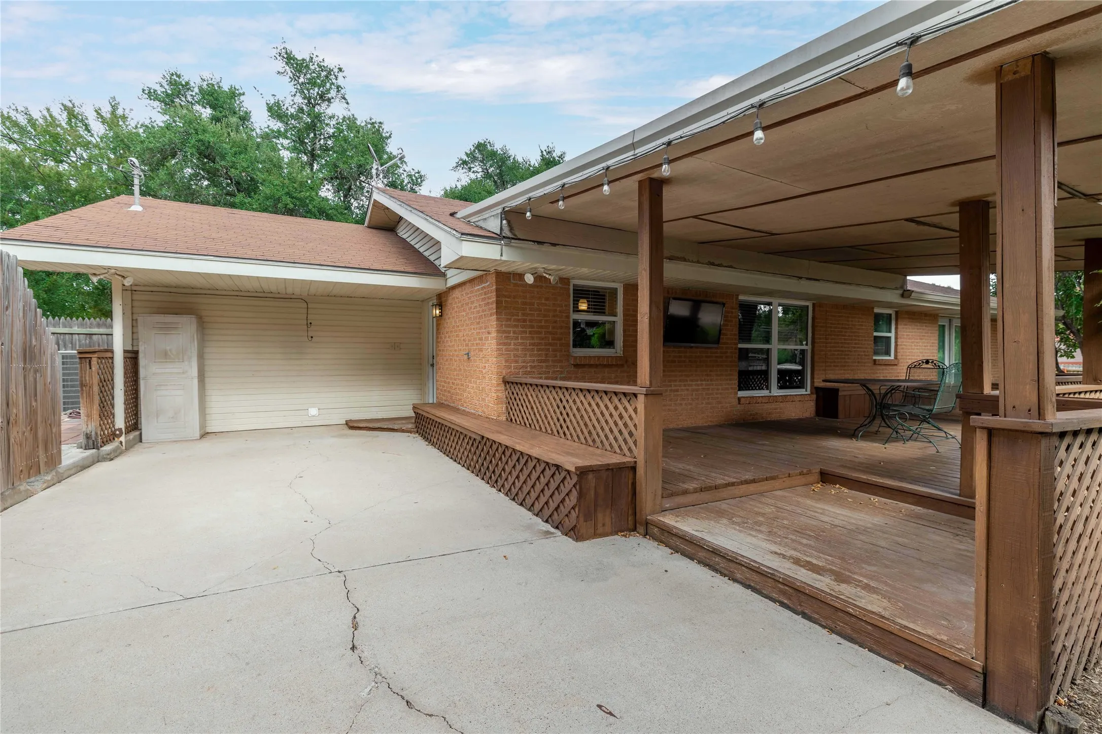 Single Family Residence For Sale in Brown County , 1611 16th Street, Brownwood, Texas 76801, 3 Bedroom, 2 Bathroom, 1 Garage spaces, 1,713 Sqft, built in 1965, mls#21401672, Real Estate Agent in Brownwood, Homes For Sale in Brown county, Homes For Sale in Brownwood, Realtor in Brownwood Texas, Real Estate Brokerage Independent Realty Texas, Luminita Cordes Realtor