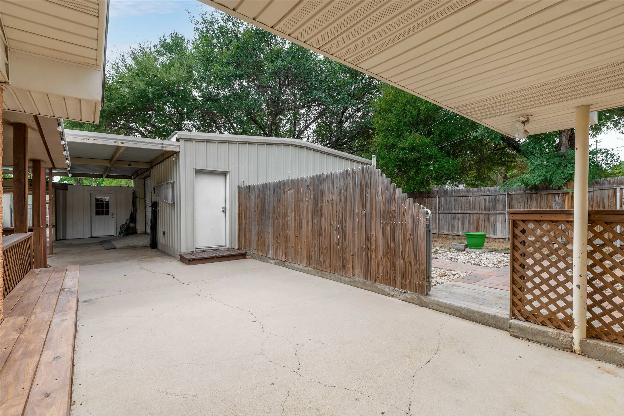 Single Family Residence For Sale in Brown County , 1611 16th Street, Brownwood, Texas 76801, 3 Bedroom, 2 Bathroom, 1 Garage spaces, 1,713 Sqft, built in 1965, mls#21401672, Real Estate Agent in Brownwood, Homes For Sale in Brown county, Homes For Sale in Brownwood, Realtor in Brownwood Texas, Real Estate Brokerage Independent Realty Texas, Luminita Cordes Realtor
