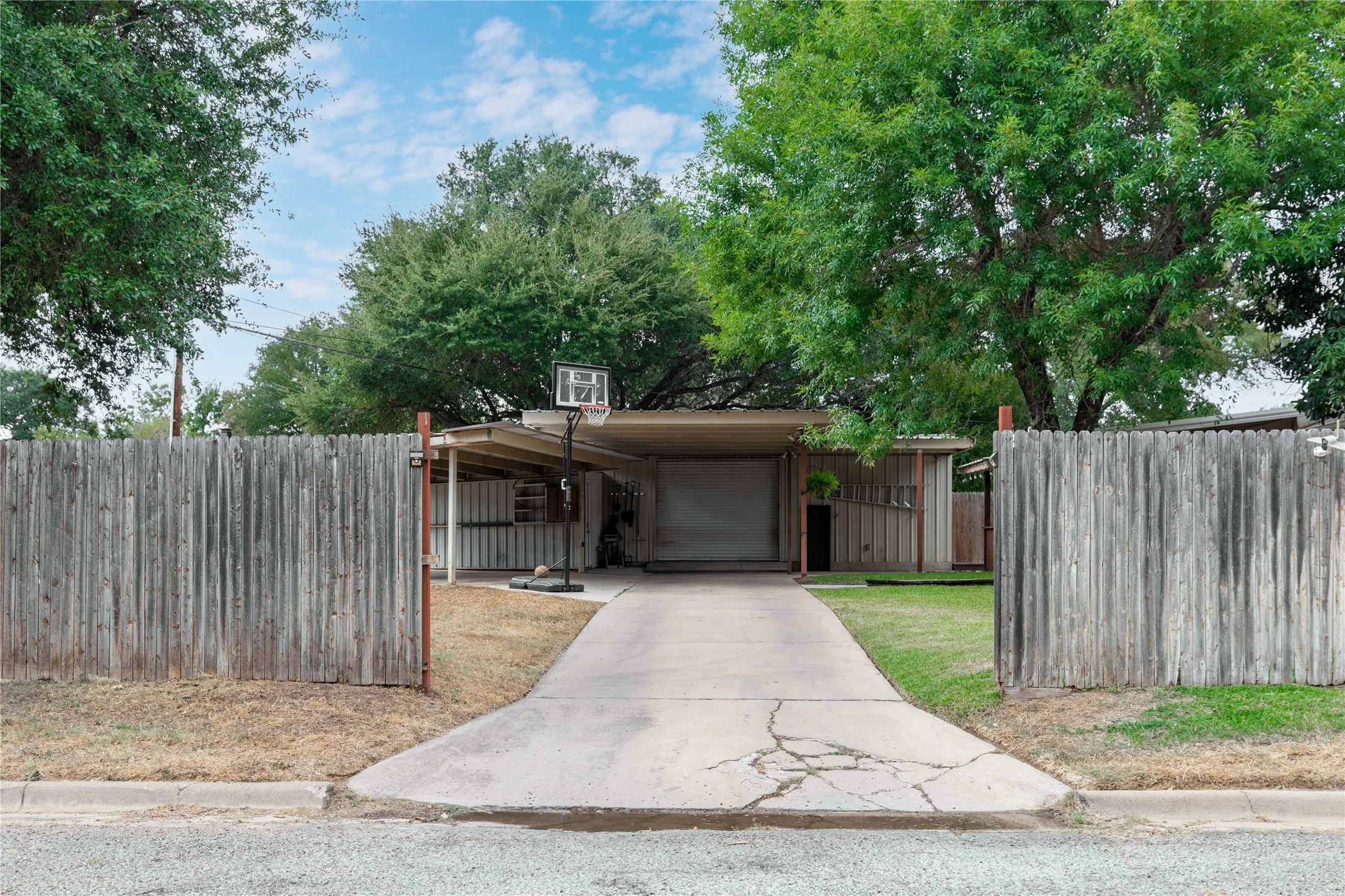 Single Family Residence For Sale in Brown County , 1611 16th Street, Brownwood, Texas 76801, 3 Bedroom, 2 Bathroom, 1 Garage spaces, 1,713 Sqft, built in 1965, mls#21401672, Real Estate Agent in Brownwood, Homes For Sale in Brown county, Homes For Sale in Brownwood, Realtor in Brownwood Texas, Real Estate Brokerage Independent Realty Texas, Luminita Cordes Realtor