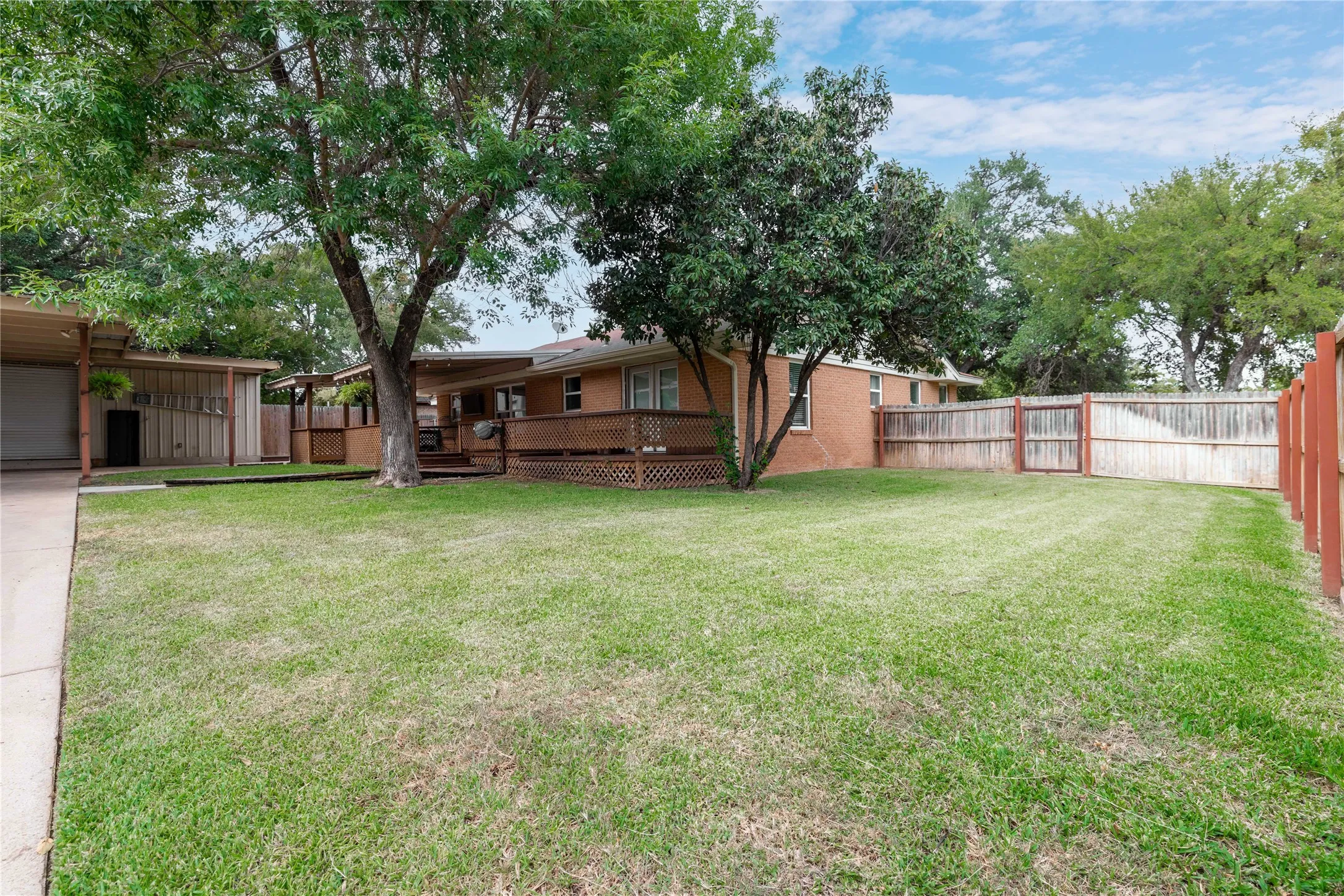 Single Family Residence For Sale in Brown County , 1611 16th Street, Brownwood, Texas 76801, 3 Bedroom, 2 Bathroom, 1 Garage spaces, 1,713 Sqft, built in 1965, mls#21401672, Real Estate Agent in Brownwood, Homes For Sale in Brown county, Homes For Sale in Brownwood, Realtor in Brownwood Texas, Real Estate Brokerage Independent Realty Texas, Luminita Cordes Realtor