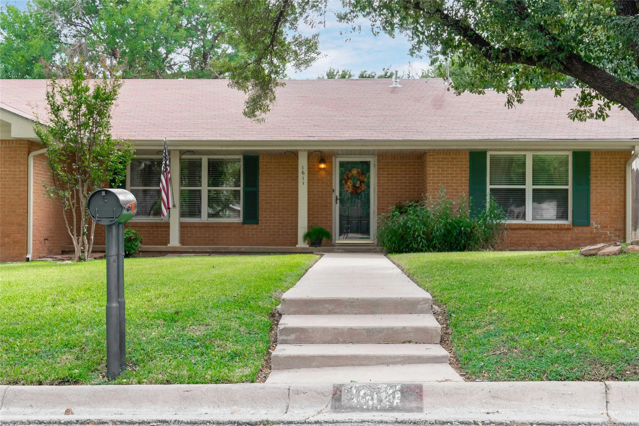 Single Family Residence For Sale in Brown County , 1611 16th Street, Brownwood, Texas 76801, 3 Bedroom, 2 Bathroom, 1 Garage spaces, 1,713 Sqft, built in 1965, mls#21401672, Real Estate Agent in Brownwood, Homes For Sale in Brown county, Homes For Sale in Brownwood, Realtor in Brownwood Texas, Real Estate Brokerage Independent Realty Texas, Luminita Cordes Realtor