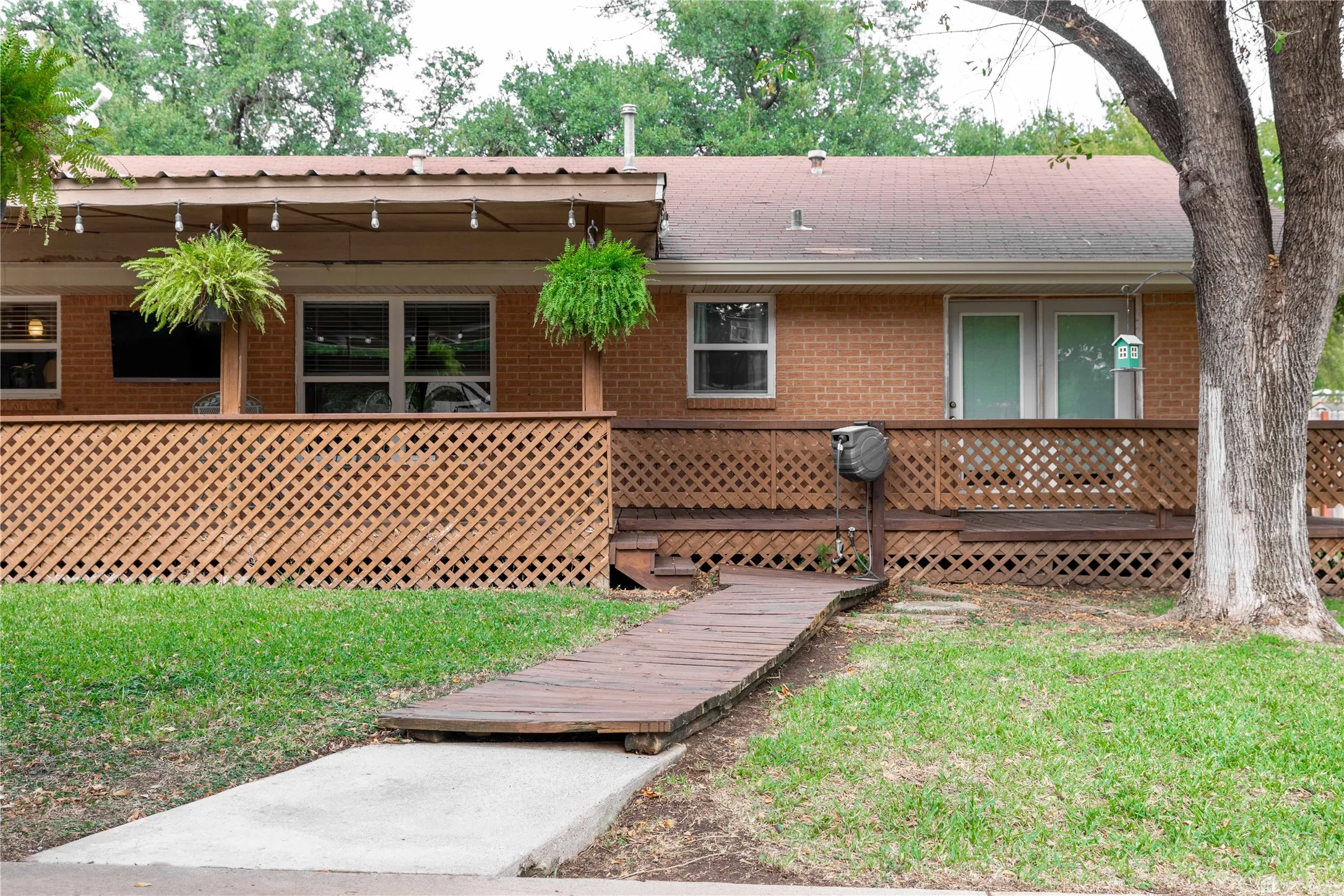 Single Family Residence For Sale in Brown County , 1611 16th Street, Brownwood, Texas 76801, 3 Bedroom, 2 Bathroom, 1 Garage spaces, 1,713 Sqft, built in 1965, mls#21401672, Real Estate Agent in Brownwood, Homes For Sale in Brown county, Homes For Sale in Brownwood, Realtor in Brownwood Texas, Real Estate Brokerage Independent Realty Texas, Luminita Cordes Realtor