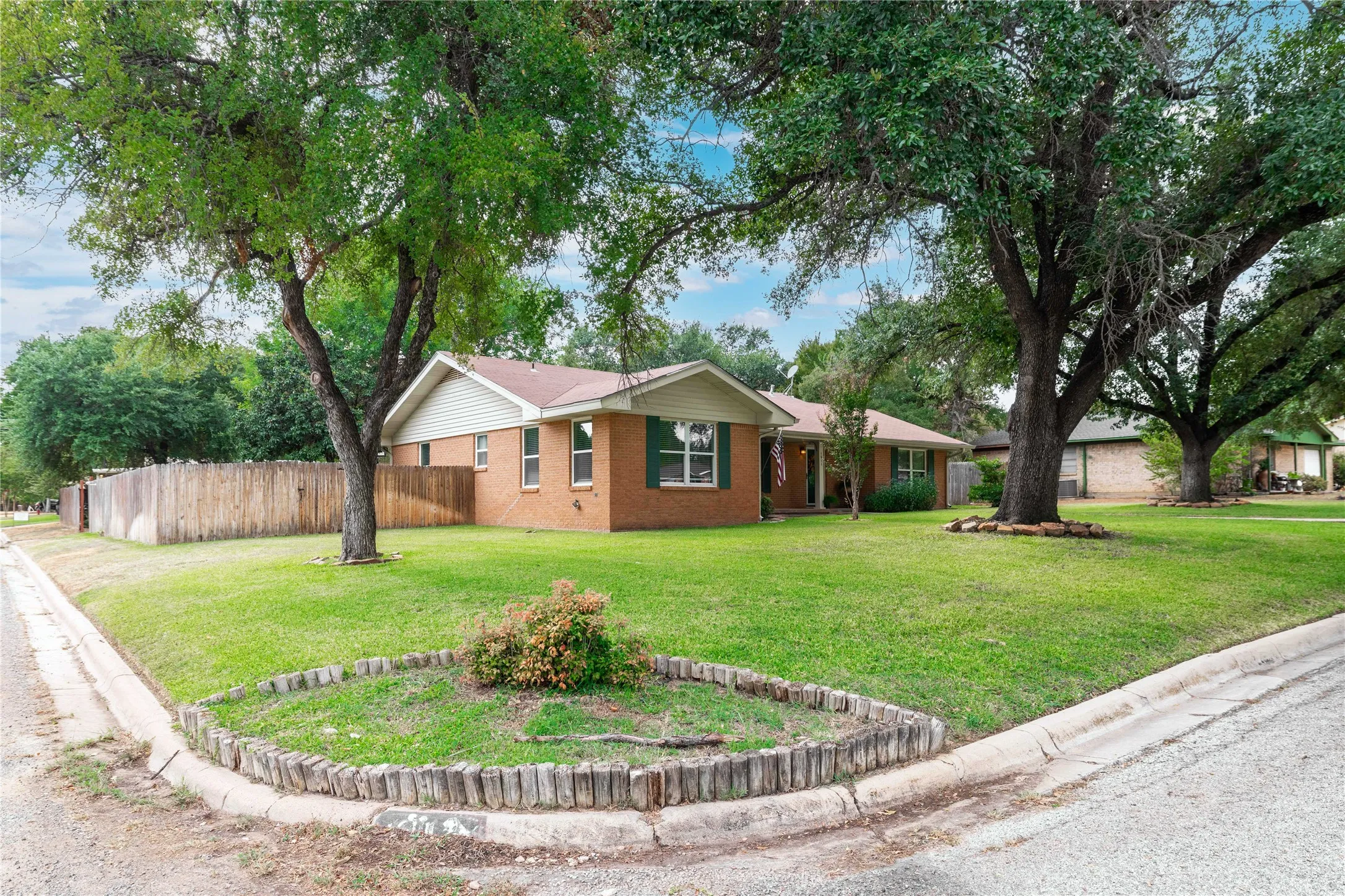 Single Family Residence For Sale in Brown County , 1611 16th Street, Brownwood, Texas 76801, 3 Bedroom, 2 Bathroom, 1 Garage spaces, 1,713 Sqft, built in 1965, mls#21401672, Real Estate Agent in Brownwood, Homes For Sale in Brown county, Homes For Sale in Brownwood, Realtor in Brownwood Texas, Real Estate Brokerage Independent Realty Texas, Luminita Cordes Realtor