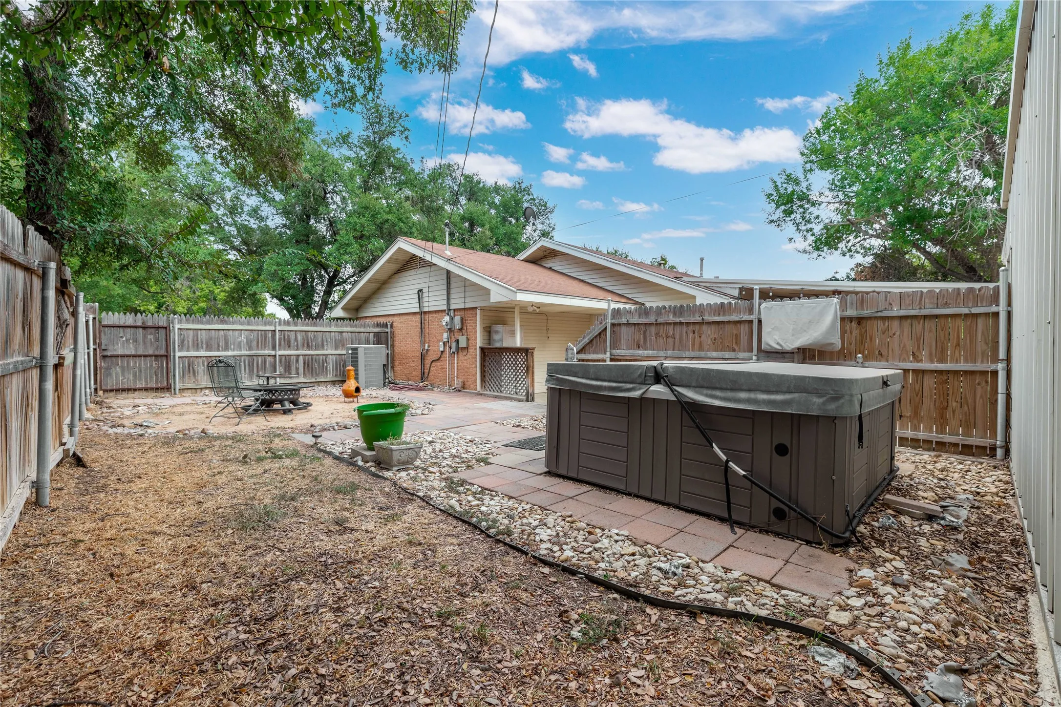 Single Family Residence For Sale in Brown County , 1611 16th Street, Brownwood, Texas 76801, 3 Bedroom, 2 Bathroom, 1 Garage spaces, 1,713 Sqft, built in 1965, mls#21401672, Real Estate Agent in Brownwood, Homes For Sale in Brown county, Homes For Sale in Brownwood, Realtor in Brownwood Texas, Real Estate Brokerage Independent Realty Texas, Luminita Cordes Realtor