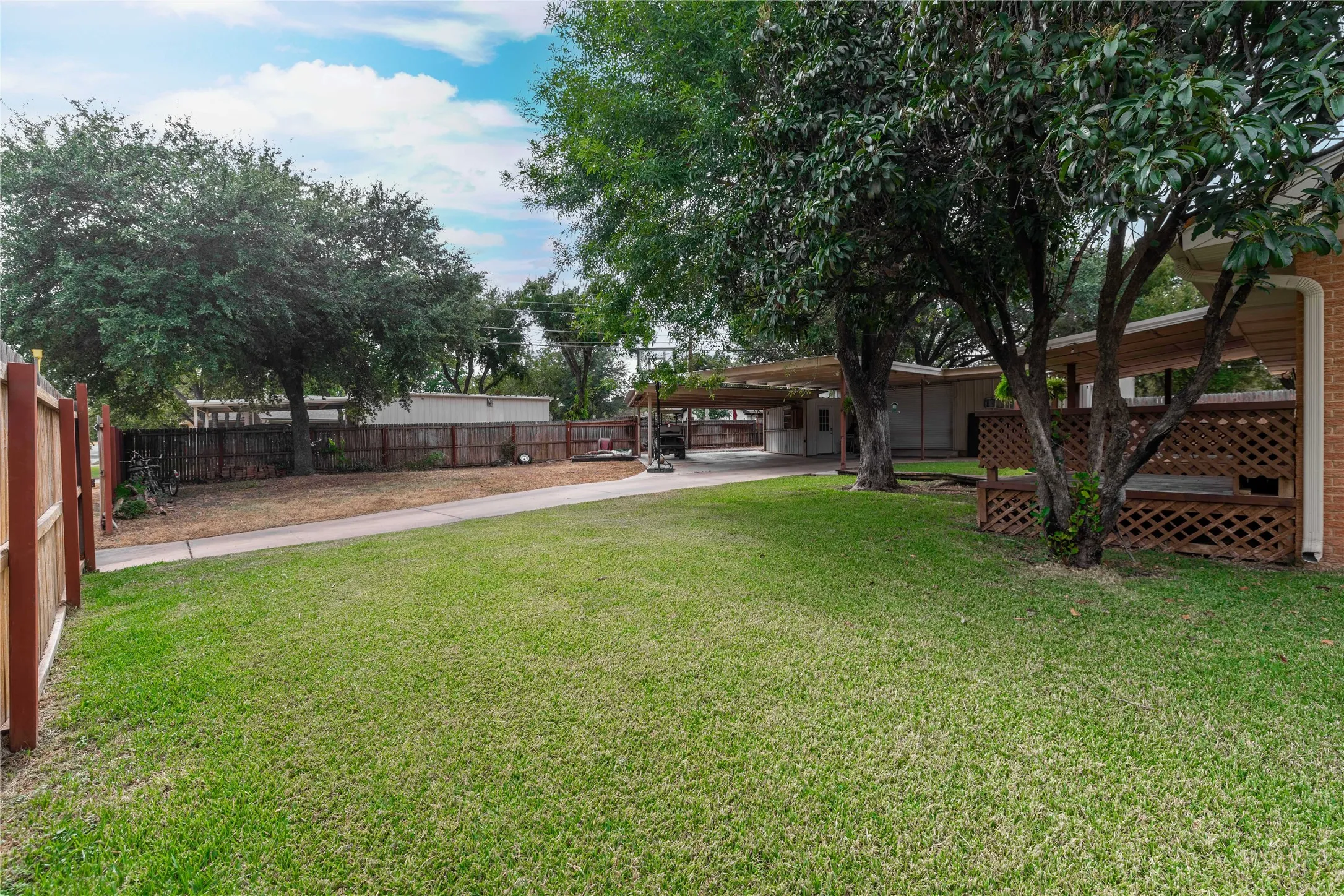 Single Family Residence For Sale in Brown County , 1611 16th Street, Brownwood, Texas 76801, 3 Bedroom, 2 Bathroom, 1 Garage spaces, 1,713 Sqft, built in 1965, mls#21401672, Real Estate Agent in Brownwood, Homes For Sale in Brown county, Homes For Sale in Brownwood, Realtor in Brownwood Texas, Real Estate Brokerage Independent Realty Texas, Luminita Cordes Realtor