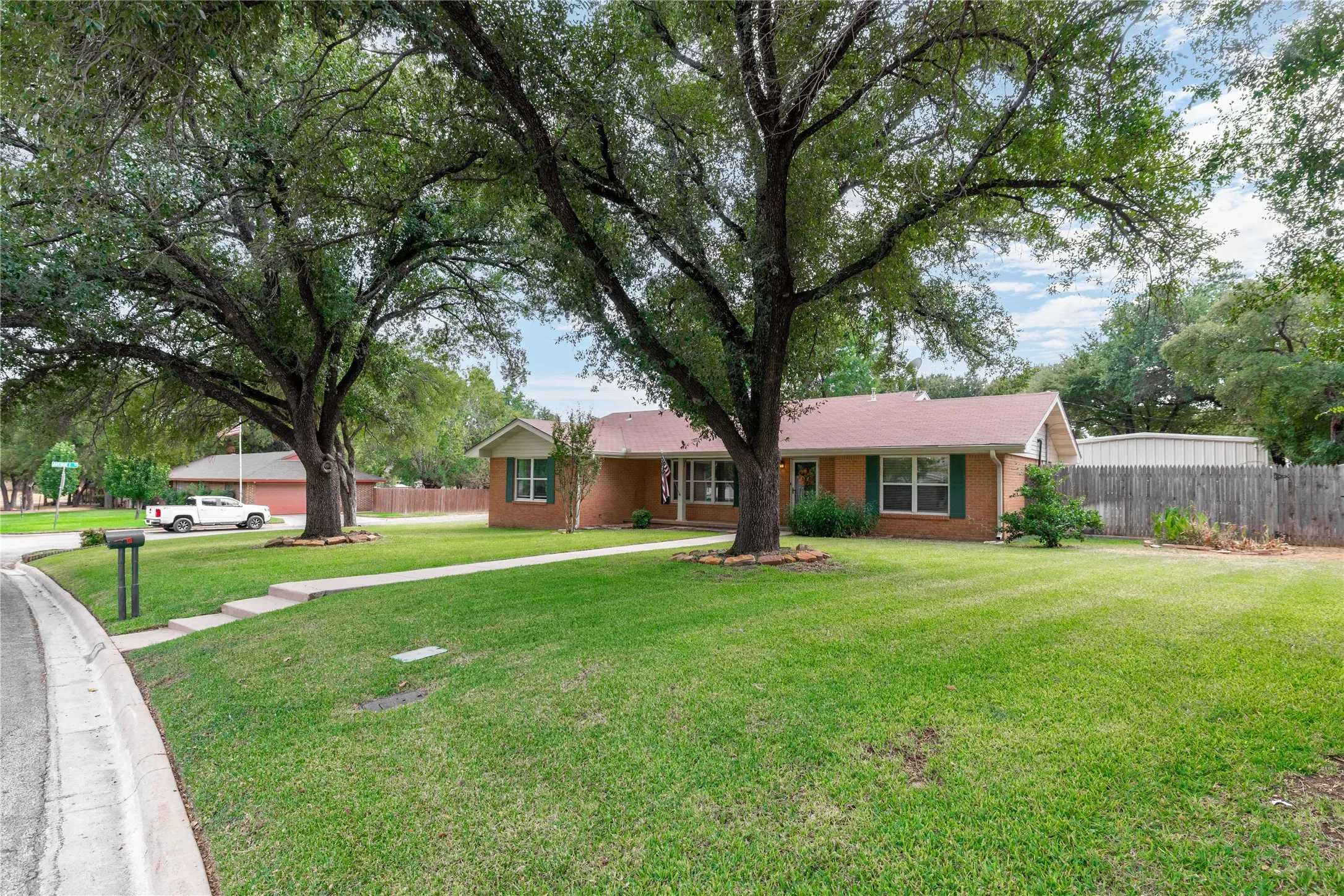 Single Family Residence For Sale in Brown County , 1611 16th Street, Brownwood, Texas 76801, 3 Bedroom, 2 Bathroom, 1 Garage spaces, 1,713 Sqft, built in 1965, mls#21401672, Real Estate Agent in Brownwood, Homes For Sale in Brown county, Homes For Sale in Brownwood, Realtor in Brownwood Texas, Real Estate Brokerage Independent Realty Texas, Luminita Cordes Realtor