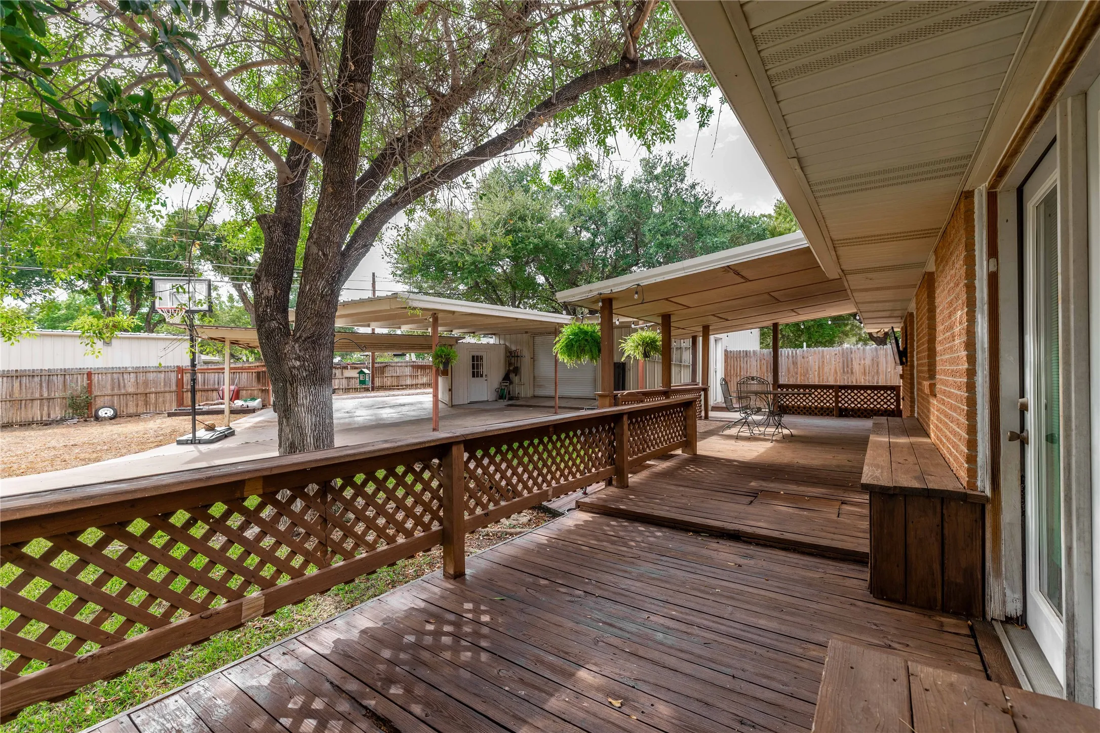 Single Family Residence For Sale in Brown County , 1611 16th Street, Brownwood, Texas 76801, 3 Bedroom, 2 Bathroom, 1 Garage spaces, 1,713 Sqft, built in 1965, mls#21401672, Real Estate Agent in Brownwood, Homes For Sale in Brown county, Homes For Sale in Brownwood, Realtor in Brownwood Texas, Real Estate Brokerage Independent Realty Texas, Luminita Cordes Realtor