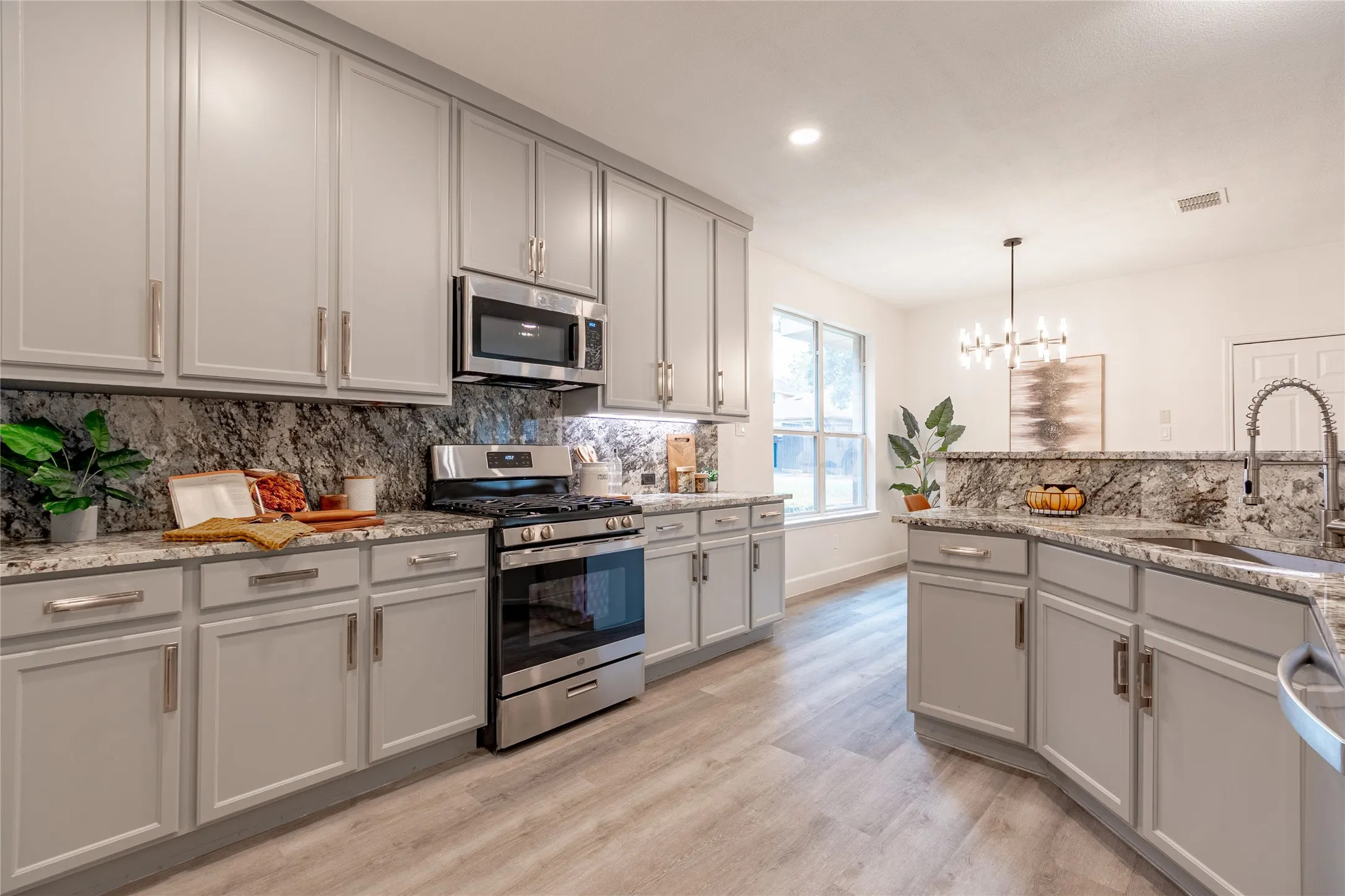 Single Family Residence For Sale in Rockwall County , 2837 Deer Ridge Drive, Rockwall, Texas 75032, 4 Bedroom, 3 Bathroom, 2 Garage spaces, 2,788 Sqft, built in 2003, mls#21376798, Real Estate Agent in Rockwall, Homes For Sale in Rockwall county, Homes For Sale in Rockwall, Realtor in Rockwall Texas, Real Estate Brokerage Independent Realty Texas, Luminita Cordes Realtor