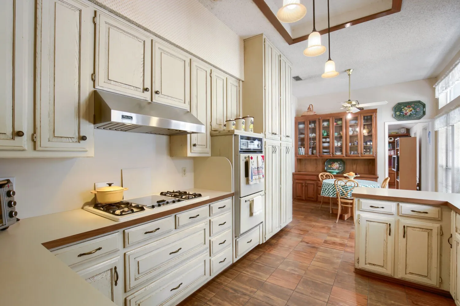 Single Family Residence For Sale in Dallas County , 1538 Highland Road, Dallas, Texas 75218, 3 Bedroom, 3 Bathroom, Garage spaces, 2,651 Sqft, built in 1982, mls#21400320, Real Estate Agent in Dallas, Homes For Sale in Dallas county, Homes For Sale in Dallas, Realtor in Dallas Texas, Real Estate Brokerage Independent Realty Texas, Luminita Cordes Realtor