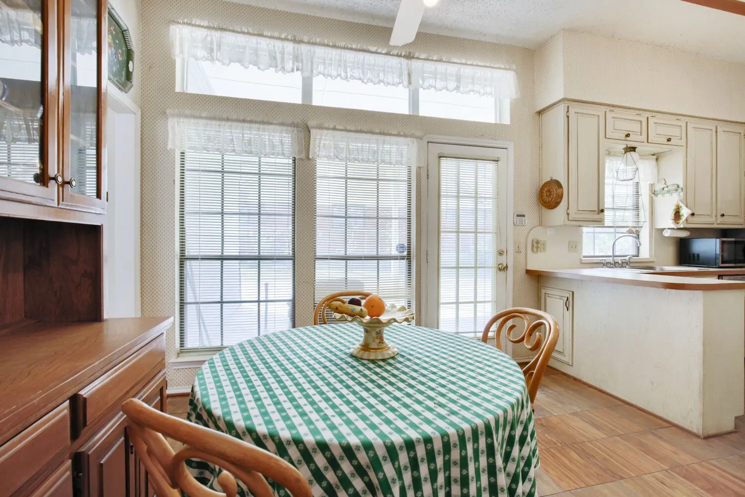 Single Family Residence For Sale in Dallas County , 1538 Highland Road, Dallas, Texas 75218, 3 Bedroom, 3 Bathroom, Garage spaces, 2,651 Sqft, built in 1982, mls#21400320, Real Estate Agent in Dallas, Homes For Sale in Dallas county, Homes For Sale in Dallas, Realtor in Dallas Texas, Real Estate Brokerage Independent Realty Texas, Luminita Cordes Realtor