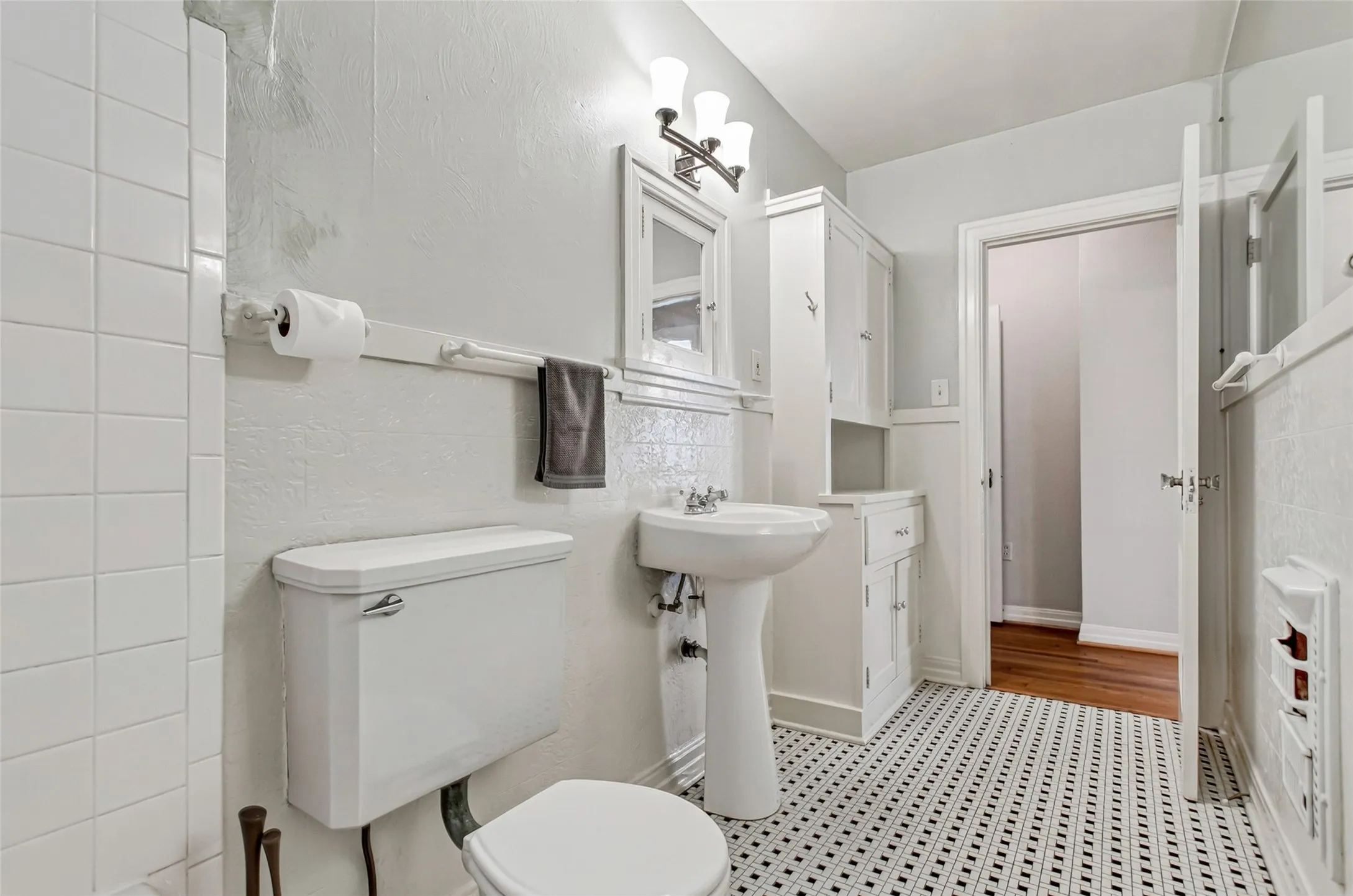Duplex For Sale in Dallas County , 5740 - 5742 Goodwin Avenue, Dallas, Texas 75206, 2 Bedroom, 1 Bathroom, Garage spaces, 0 Sqft, built in 1931, mls#21402278, Real Estate Agent in Dallas, Homes For Sale in Dallas county, Homes For Sale in Dallas, Realtor in Dallas Texas, Real Estate Brokerage Independent Realty Texas, Luminita Cordes Realtor
