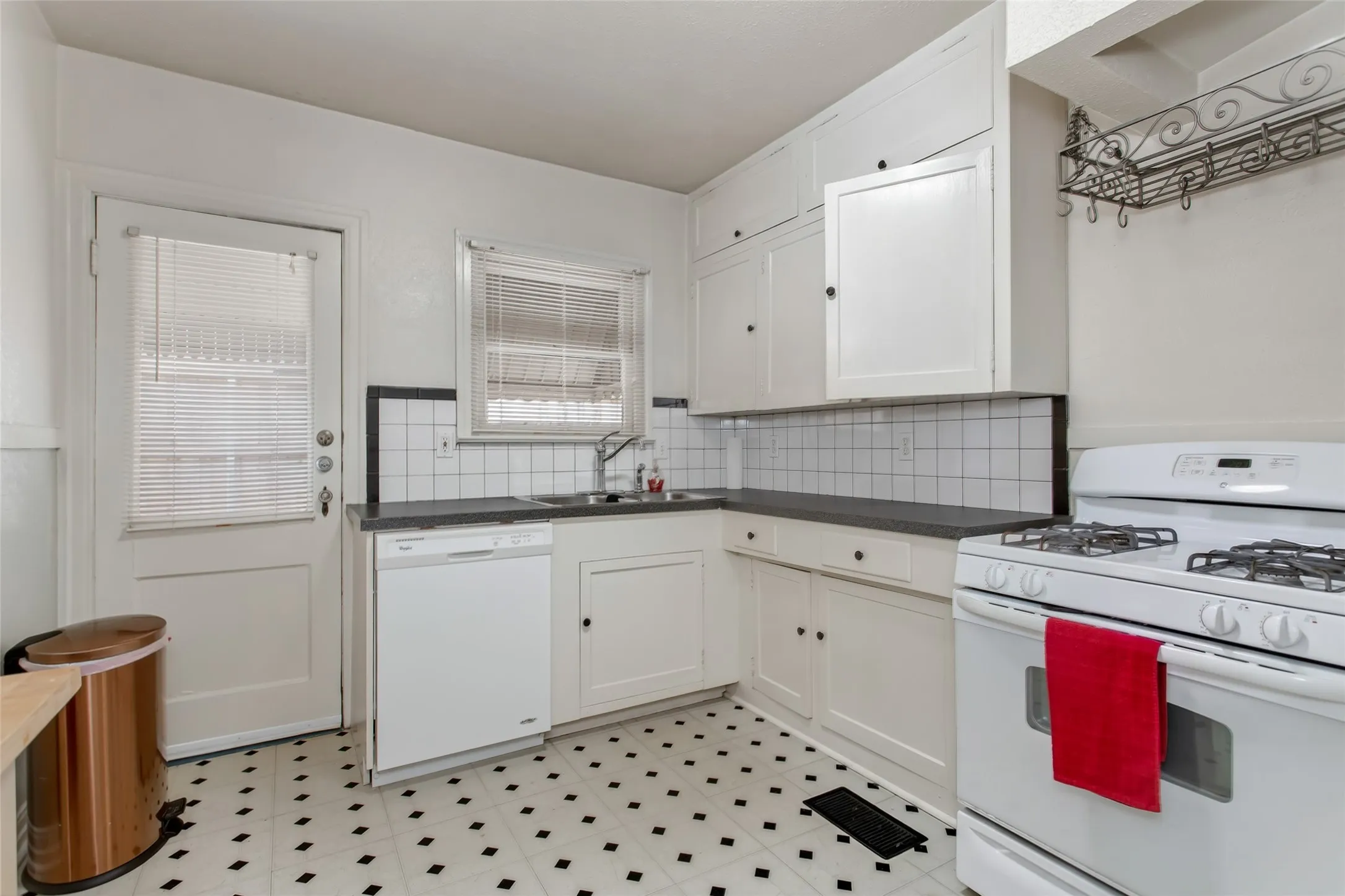 Duplex For Sale in Dallas County , 5740 - 5742 Goodwin Avenue, Dallas, Texas 75206, 2 Bedroom, 1 Bathroom, Garage spaces, 0 Sqft, built in 1931, mls#21402278, Real Estate Agent in Dallas, Homes For Sale in Dallas county, Homes For Sale in Dallas, Realtor in Dallas Texas, Real Estate Brokerage Independent Realty Texas, Luminita Cordes Realtor