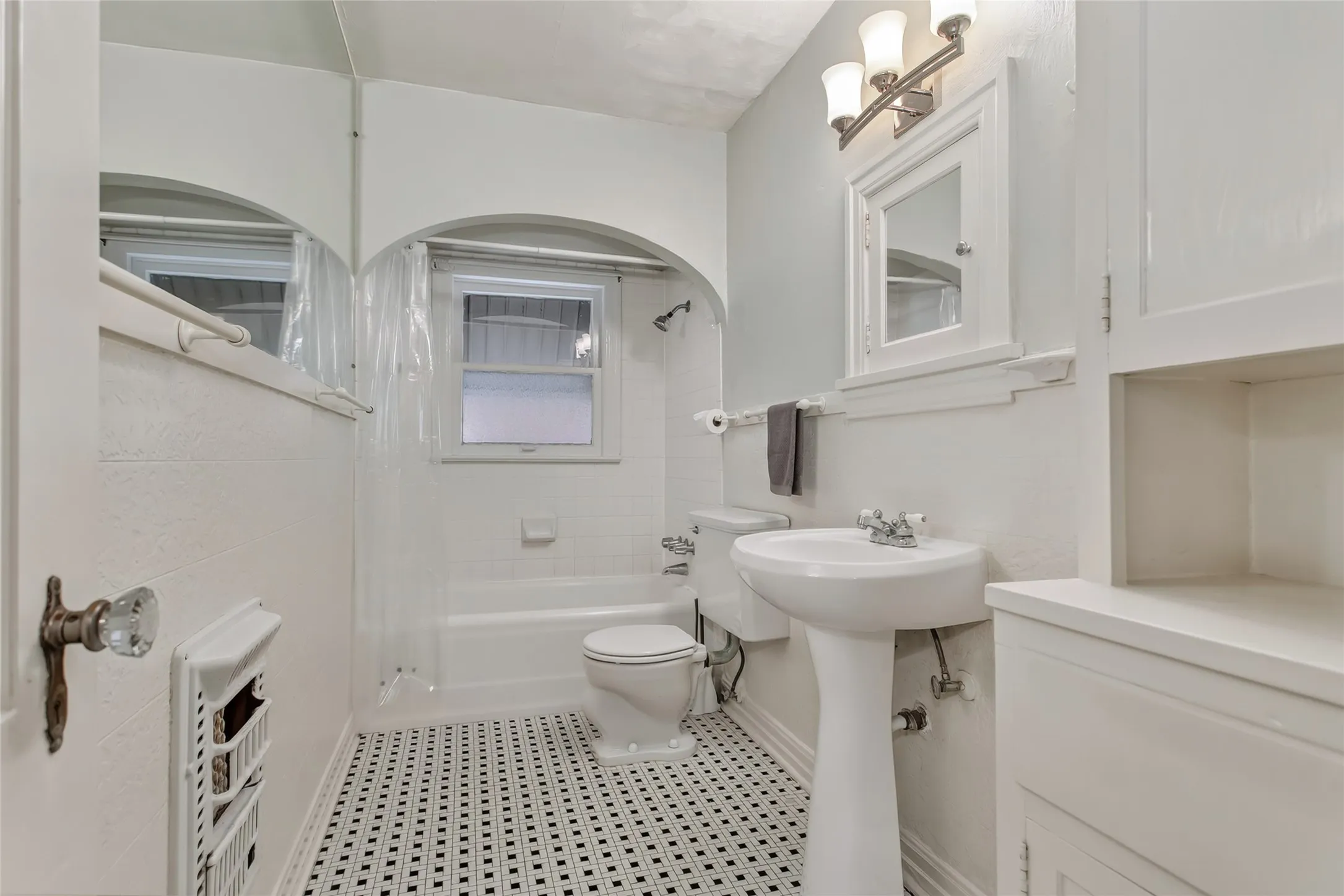 Duplex For Sale in Dallas County , 5740 - 5742 Goodwin Avenue, Dallas, Texas 75206, 2 Bedroom, 1 Bathroom, Garage spaces, 0 Sqft, built in 1931, mls#21402278, Real Estate Agent in Dallas, Homes For Sale in Dallas county, Homes For Sale in Dallas, Realtor in Dallas Texas, Real Estate Brokerage Independent Realty Texas, Luminita Cordes Realtor