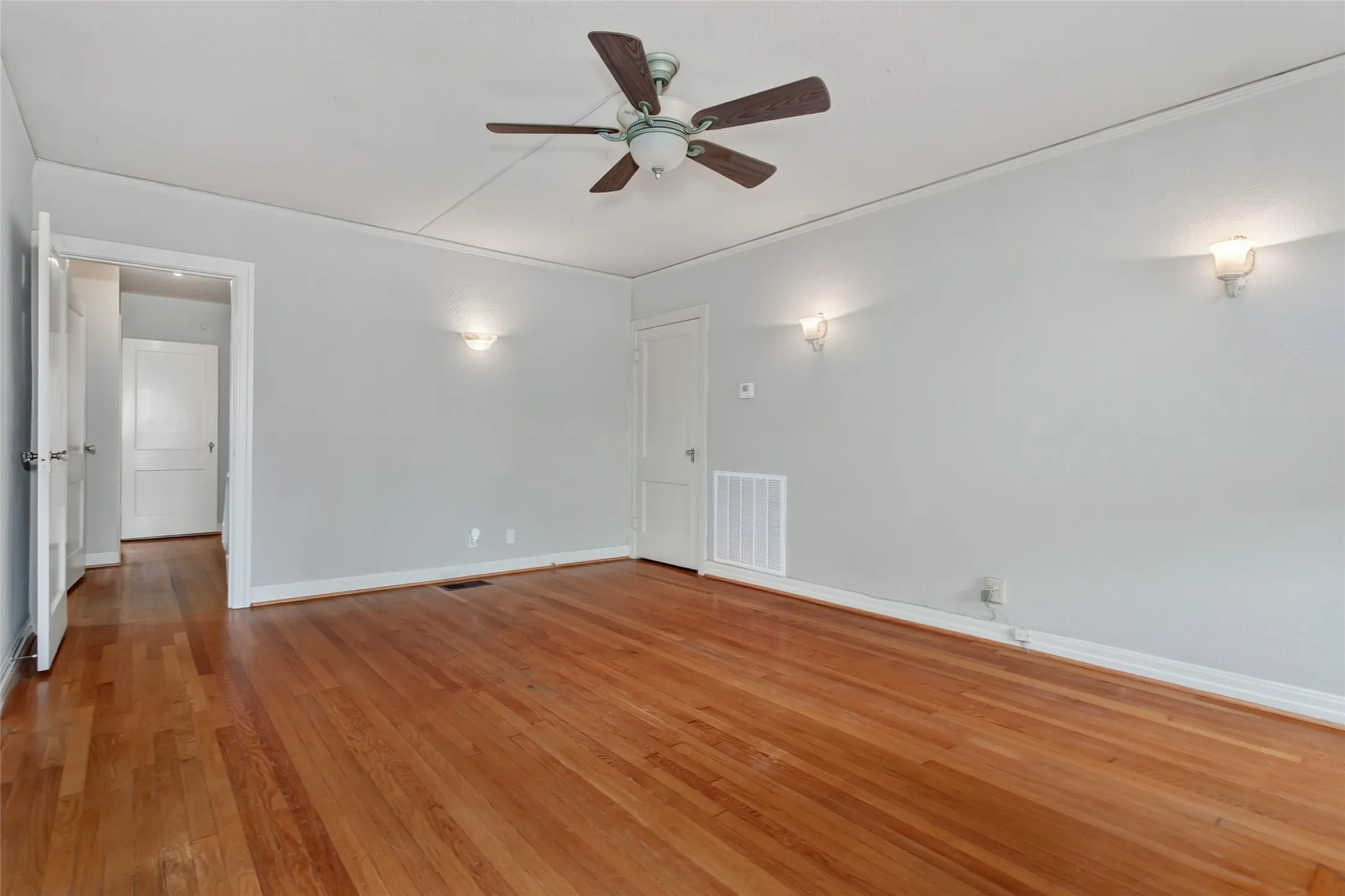 Duplex For Sale in Dallas County , 5740 - 5742 Goodwin Avenue, Dallas, Texas 75206, 2 Bedroom, 1 Bathroom, Garage spaces, 0 Sqft, built in 1931, mls#21402278, Real Estate Agent in Dallas, Homes For Sale in Dallas county, Homes For Sale in Dallas, Realtor in Dallas Texas, Real Estate Brokerage Independent Realty Texas, Luminita Cordes Realtor