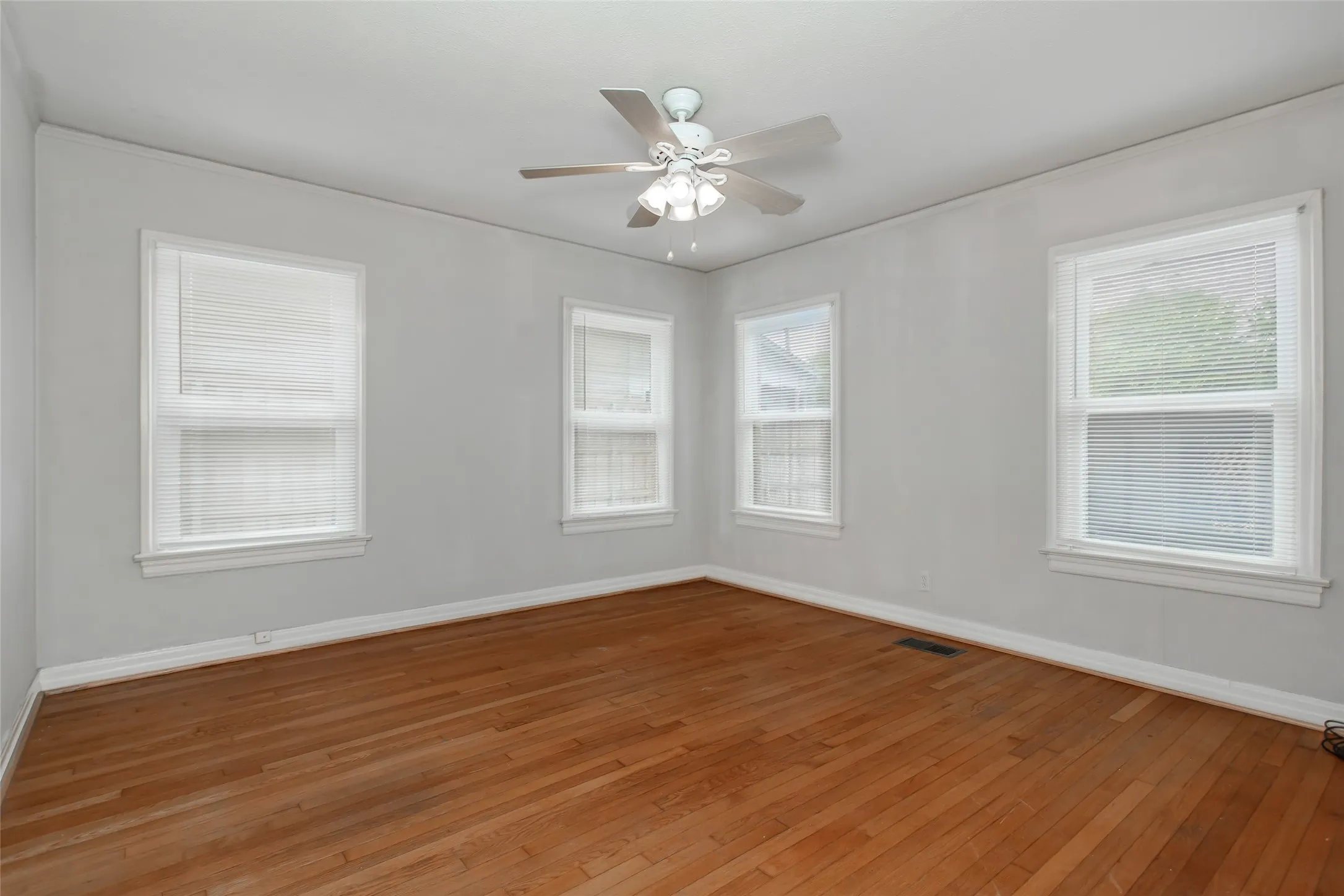 Duplex For Sale in Dallas County , 5740 - 5742 Goodwin Avenue, Dallas, Texas 75206, 2 Bedroom, 1 Bathroom, Garage spaces, 0 Sqft, built in 1931, mls#21402278, Real Estate Agent in Dallas, Homes For Sale in Dallas county, Homes For Sale in Dallas, Realtor in Dallas Texas, Real Estate Brokerage Independent Realty Texas, Luminita Cordes Realtor