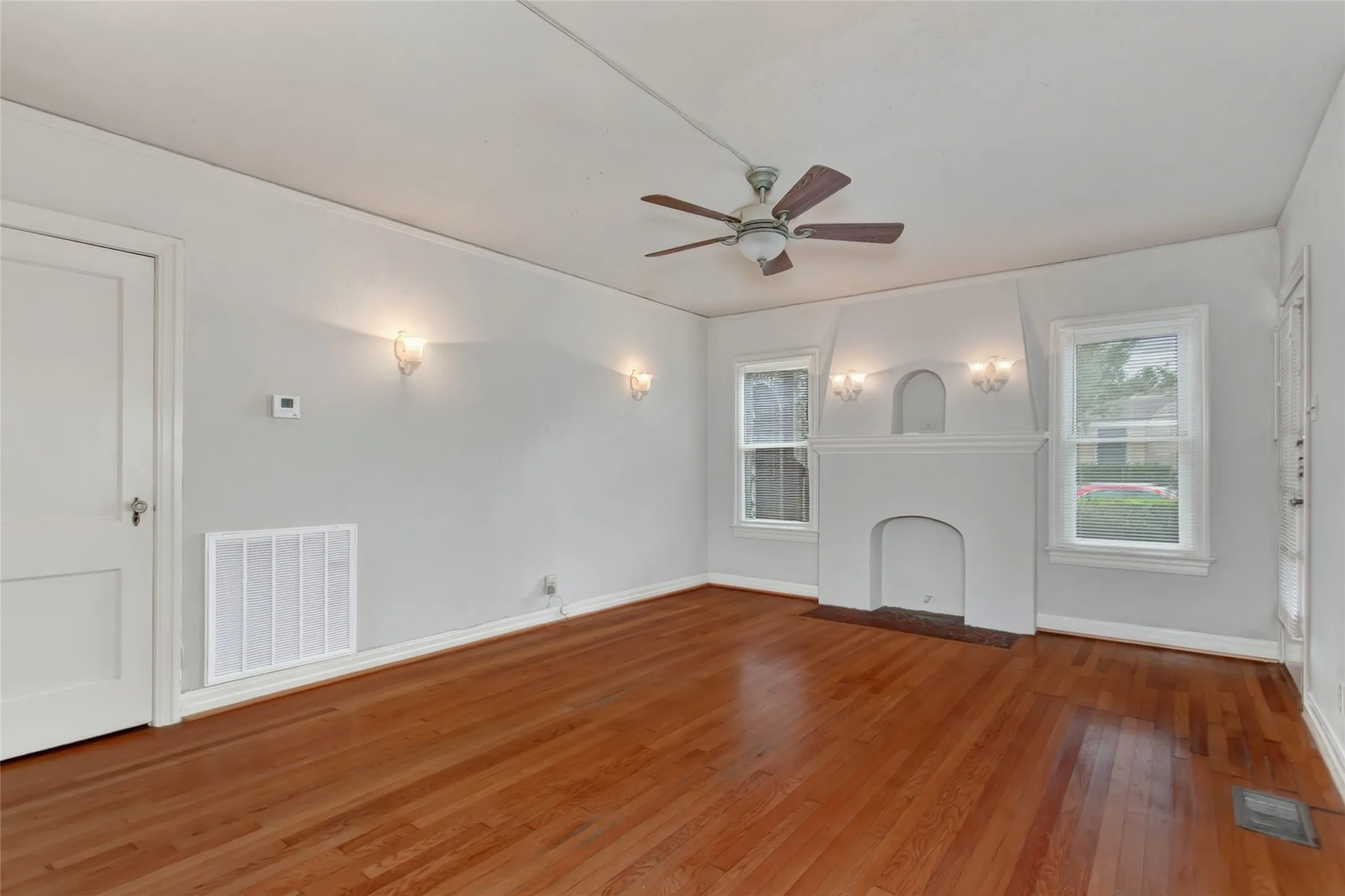 Duplex For Sale in Dallas County , 5740 - 5742 Goodwin Avenue, Dallas, Texas 75206, 2 Bedroom, 1 Bathroom, Garage spaces, 0 Sqft, built in 1931, mls#21402278, Real Estate Agent in Dallas, Homes For Sale in Dallas county, Homes For Sale in Dallas, Realtor in Dallas Texas, Real Estate Brokerage Independent Realty Texas, Luminita Cordes Realtor