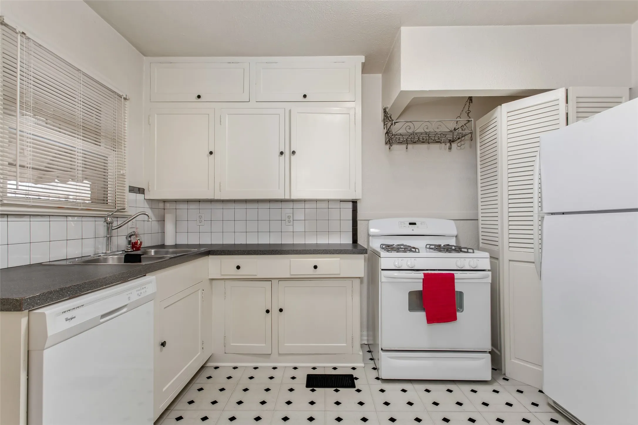 Duplex For Sale in Dallas County , 5740 - 5742 Goodwin Avenue, Dallas, Texas 75206, 2 Bedroom, 1 Bathroom, Garage spaces, 0 Sqft, built in 1931, mls#21402278, Real Estate Agent in Dallas, Homes For Sale in Dallas county, Homes For Sale in Dallas, Realtor in Dallas Texas, Real Estate Brokerage Independent Realty Texas, Luminita Cordes Realtor