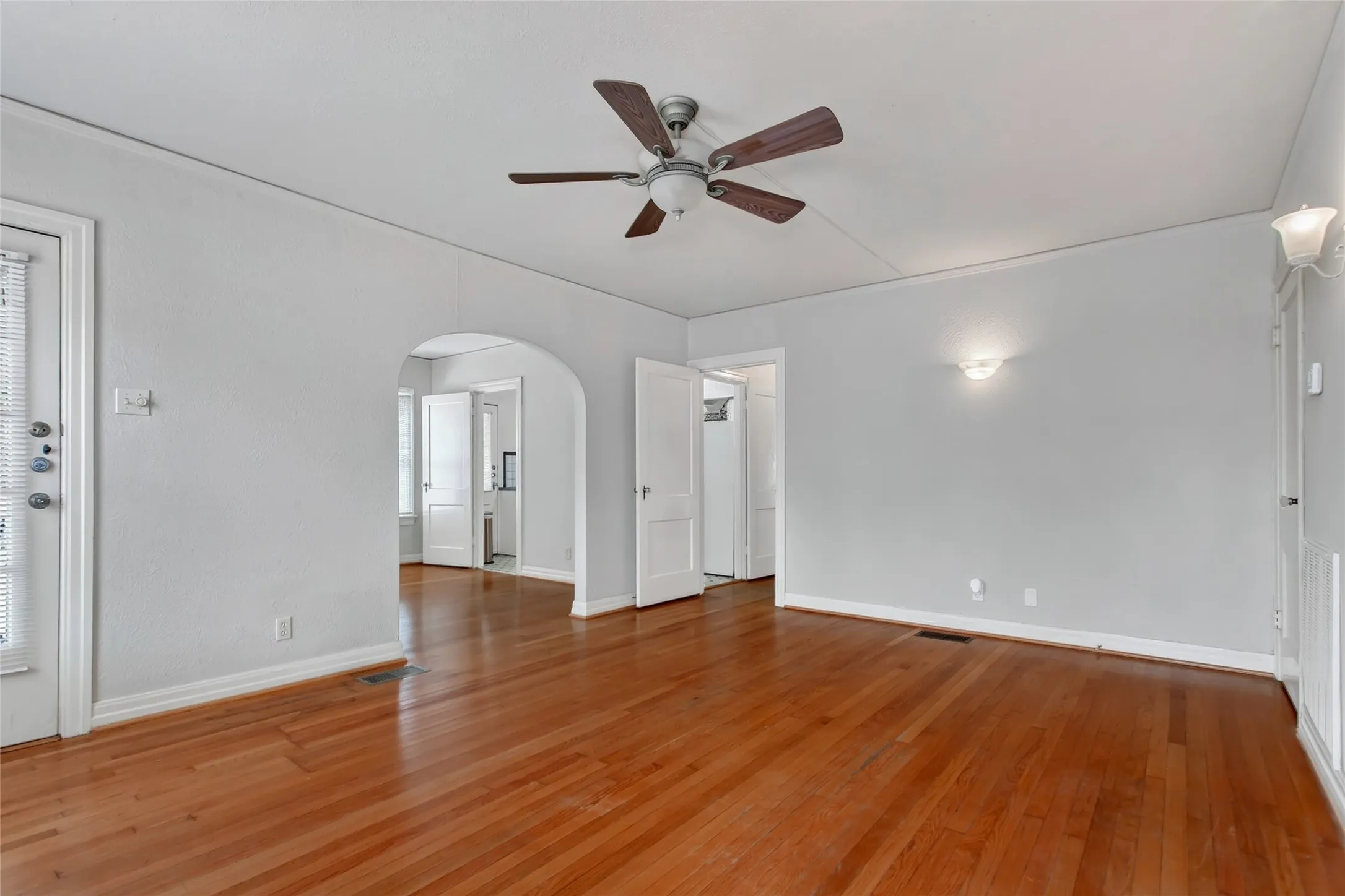 Duplex For Sale in Dallas County , 5740 - 5742 Goodwin Avenue, Dallas, Texas 75206, 2 Bedroom, 1 Bathroom, Garage spaces, 0 Sqft, built in 1931, mls#21402278, Real Estate Agent in Dallas, Homes For Sale in Dallas county, Homes For Sale in Dallas, Realtor in Dallas Texas, Real Estate Brokerage Independent Realty Texas, Luminita Cordes Realtor