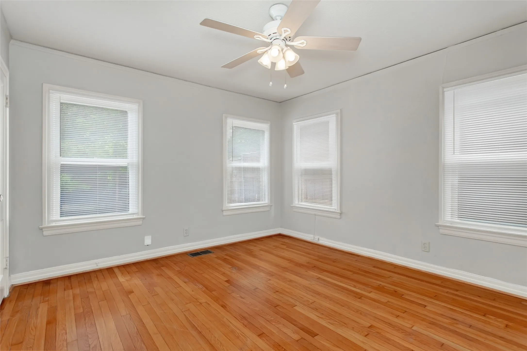 Duplex For Sale in Dallas County , 5740 - 5742 Goodwin Avenue, Dallas, Texas 75206, 2 Bedroom, 1 Bathroom, Garage spaces, 0 Sqft, built in 1931, mls#21402278, Real Estate Agent in Dallas, Homes For Sale in Dallas county, Homes For Sale in Dallas, Realtor in Dallas Texas, Real Estate Brokerage Independent Realty Texas, Luminita Cordes Realtor