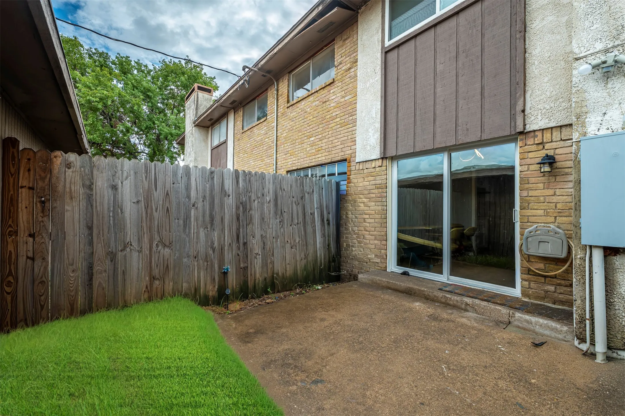 Townhouse For Sale in Dallas County , 1402 S Carrier Parkway 309, Grand Prairie, Texas 75051, 3 Bedroom, 3 Bathroom, 2 Garage spaces, 1,654 Sqft, built in 1974, mls#21402623, Real Estate Agent in Grand Prairie, Homes For Sale in Dallas county, Homes For Sale in Grand Prairie, Realtor in Grand Prairie Texas, Real Estate Brokerage Independent Realty Texas, Luminita Cordes Realtor
