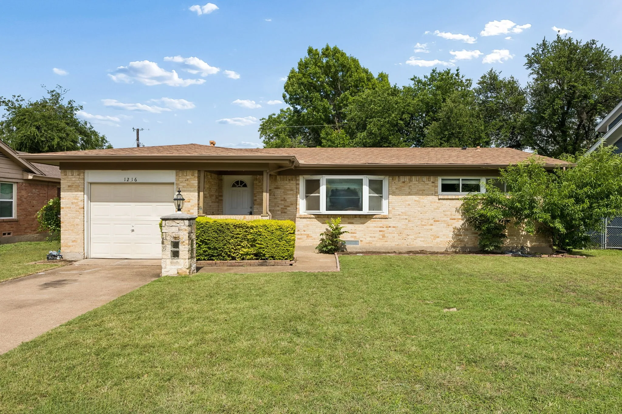 Single Family Residence For Sale in Dallas County , 1216 Bluebird Lane, Garland, Texas 75042, 3 Bedroom, 2 Bathroom, 1 Garage spaces, 1,236 Sqft, built in 1955, mls#21402907, Real Estate Agent in Garland, Homes For Sale in Dallas county, Homes For Sale in Garland, Realtor in Garland Texas, Real Estate Brokerage Independent Realty Texas, Luminita Cordes Realtor