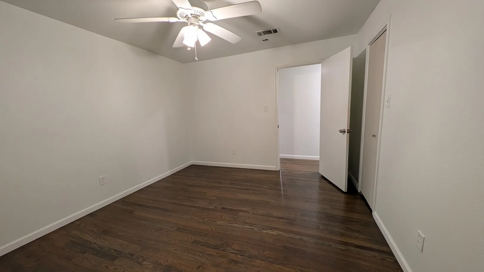 Single Family Residence For Sale in Dallas County , 1406 Eastus Drive, Dallas, Texas 75208, 3 Bedroom, 2 Bathroom, Garage spaces, 2,570 Sqft, built in 1951, mls#21400604, Real Estate Agent in Dallas, Homes For Sale in Dallas county, Homes For Sale in Dallas, Realtor in Dallas Texas, Real Estate Brokerage Independent Realty Texas, Luminita Cordes Realtor