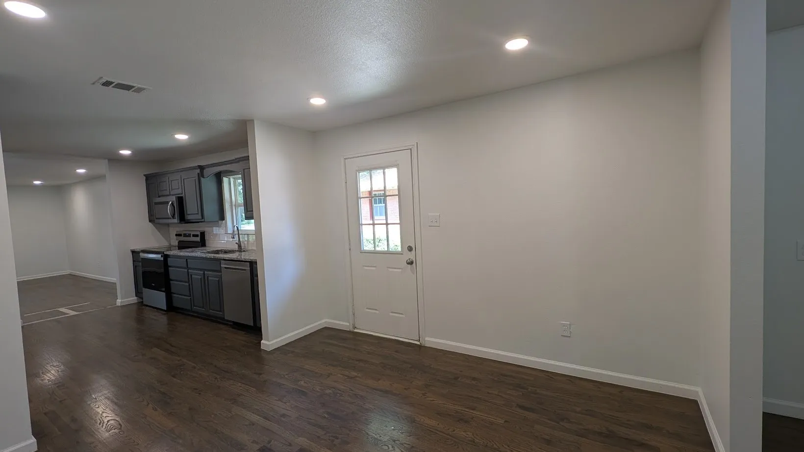 Single Family Residence For Sale in Dallas County , 1406 Eastus Drive, Dallas, Texas 75208, 3 Bedroom, 2 Bathroom, Garage spaces, 2,570 Sqft, built in 1951, mls#21400604, Real Estate Agent in Dallas, Homes For Sale in Dallas county, Homes For Sale in Dallas, Realtor in Dallas Texas, Real Estate Brokerage Independent Realty Texas, Luminita Cordes Realtor