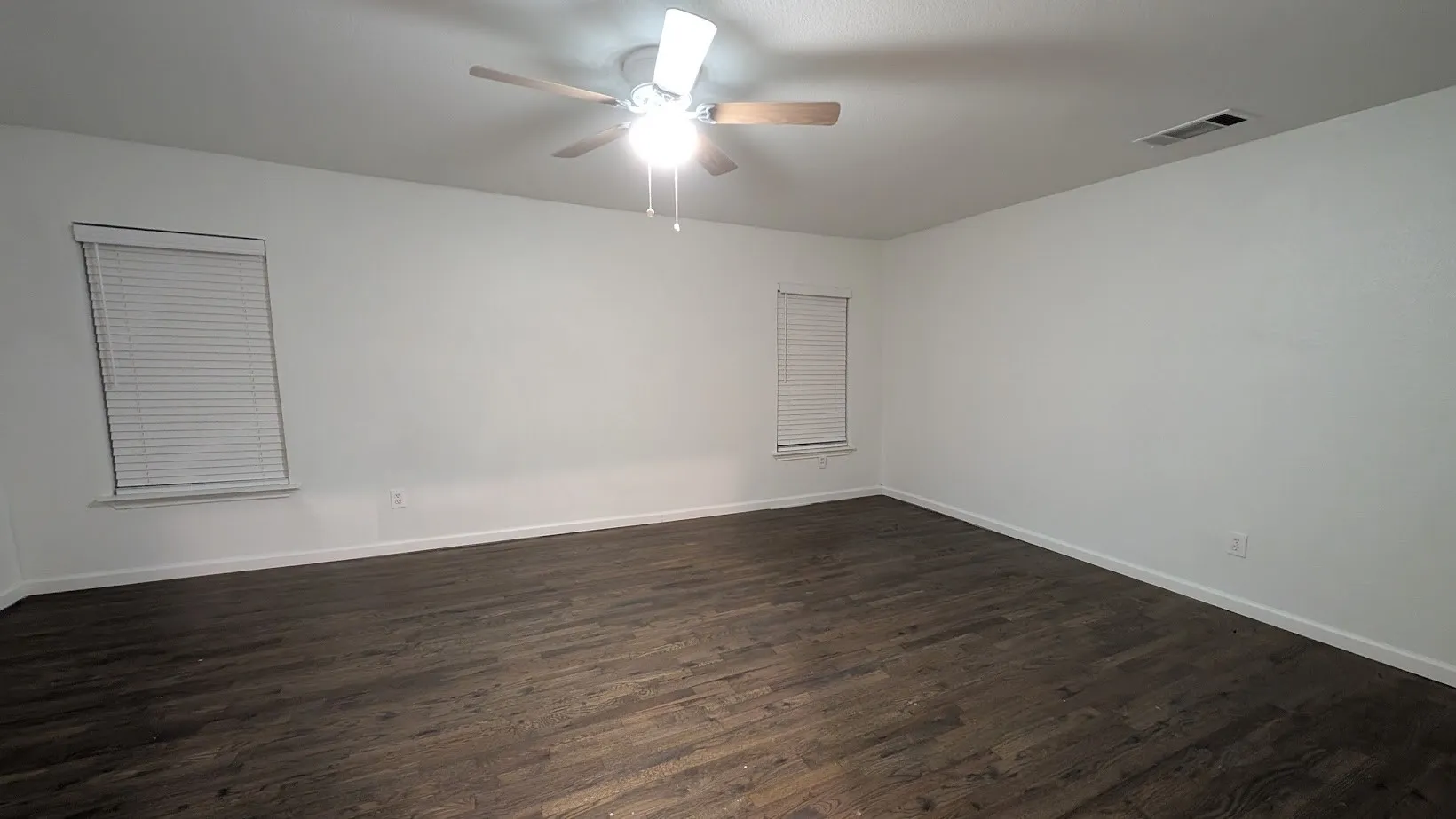 Single Family Residence For Sale in Dallas County , 1406 Eastus Drive, Dallas, Texas 75208, 3 Bedroom, 2 Bathroom, Garage spaces, 2,570 Sqft, built in 1951, mls#21400604, Real Estate Agent in Dallas, Homes For Sale in Dallas county, Homes For Sale in Dallas, Realtor in Dallas Texas, Real Estate Brokerage Independent Realty Texas, Luminita Cordes Realtor